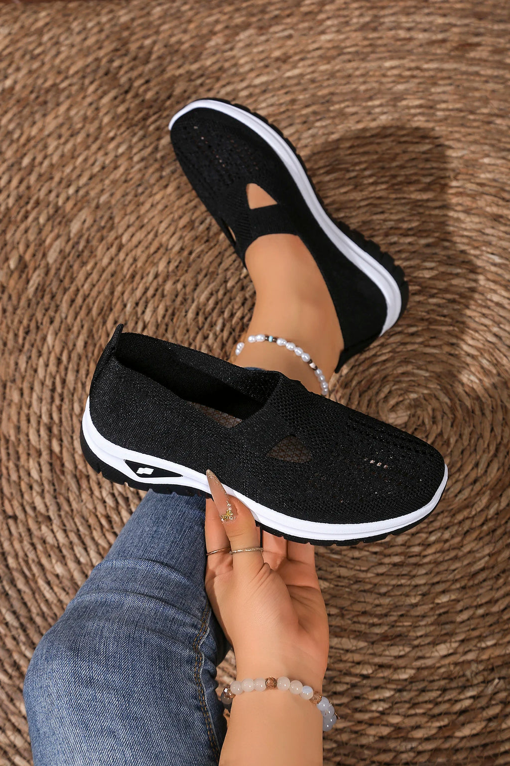Women's solid color lightweight breathable casual sports shoes, walking soft sole mesh low-top casual shoes.