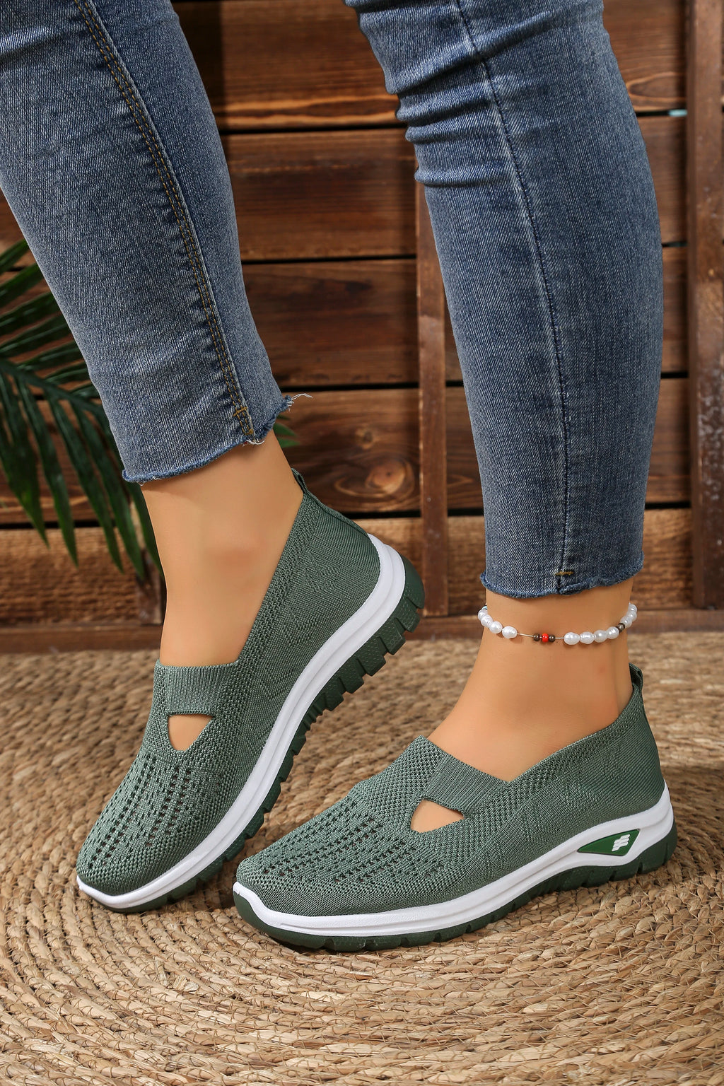 Women's solid color lightweight breathable casual sports shoes, walking soft sole mesh low-top casual shoes.