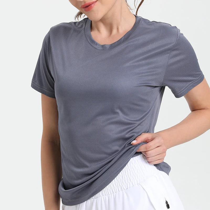 Camiseta esportiva feminina de cor sólida, ultraleve, de secagem rápida, respirável e leve, ideal para corrida e academia.