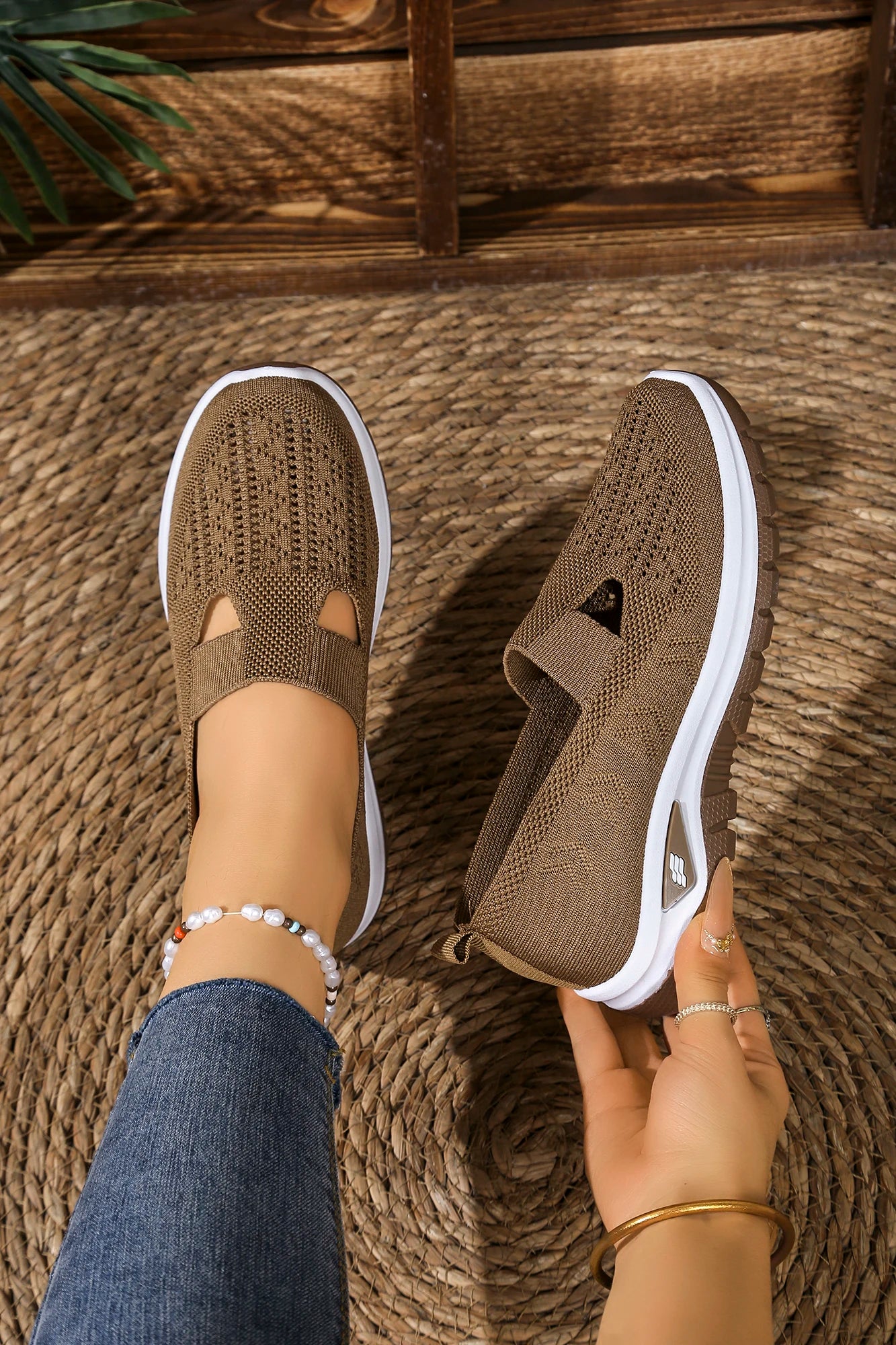 Women's solid color lightweight breathable casual sports shoes, walking soft sole mesh low-top casual shoes.