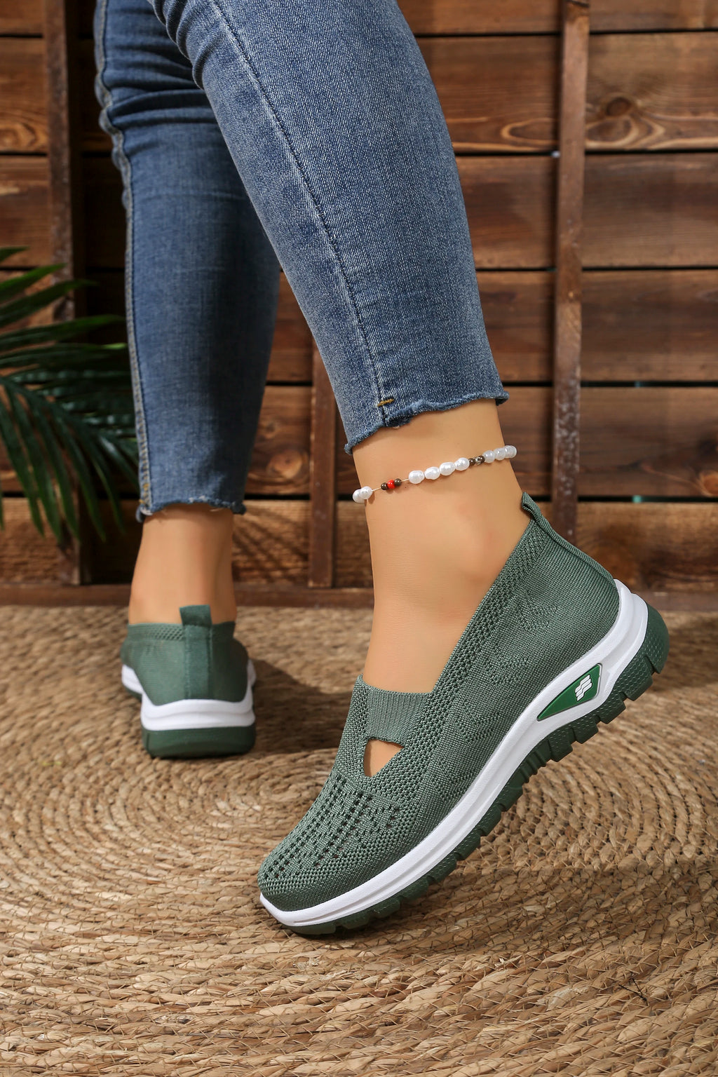 Women's solid color lightweight breathable casual sports shoes, walking soft sole mesh low-top casual shoes.