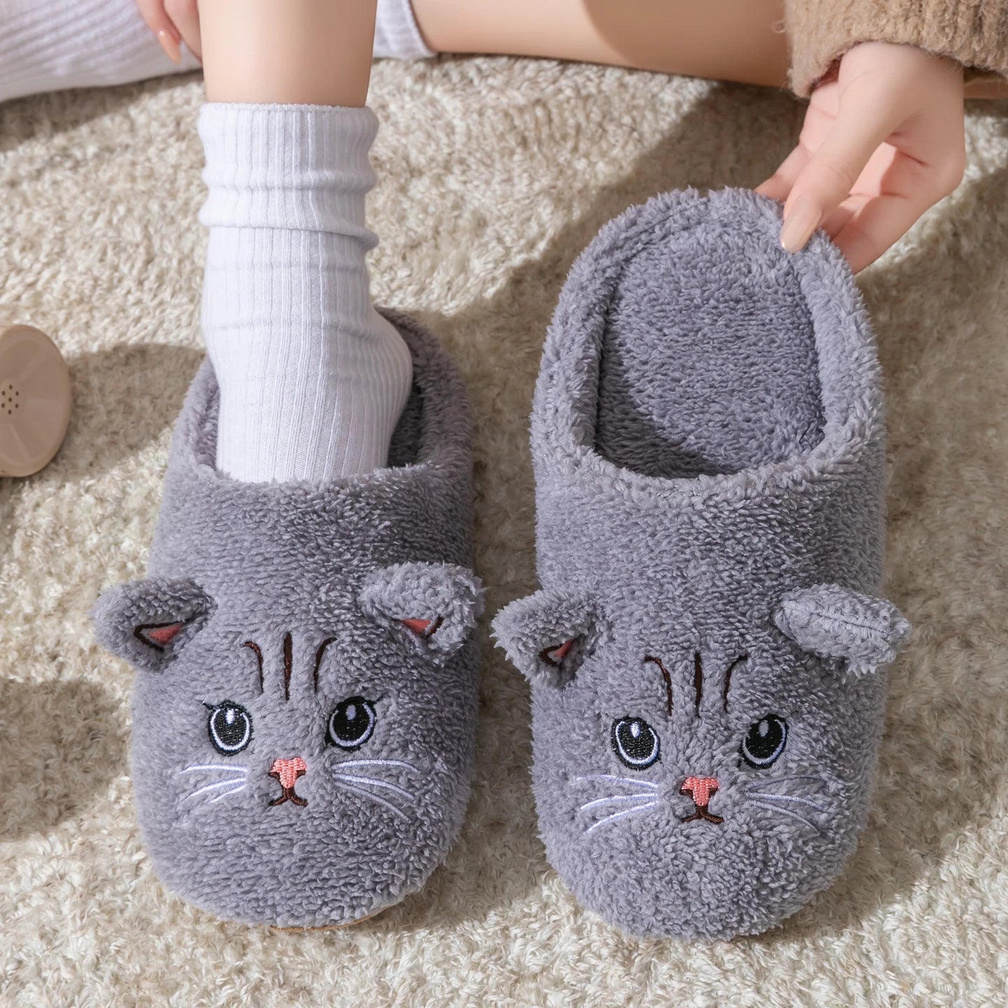 Pantufa Gatinho de Pelúcia – Conforto e Fofura para os Seus Pés