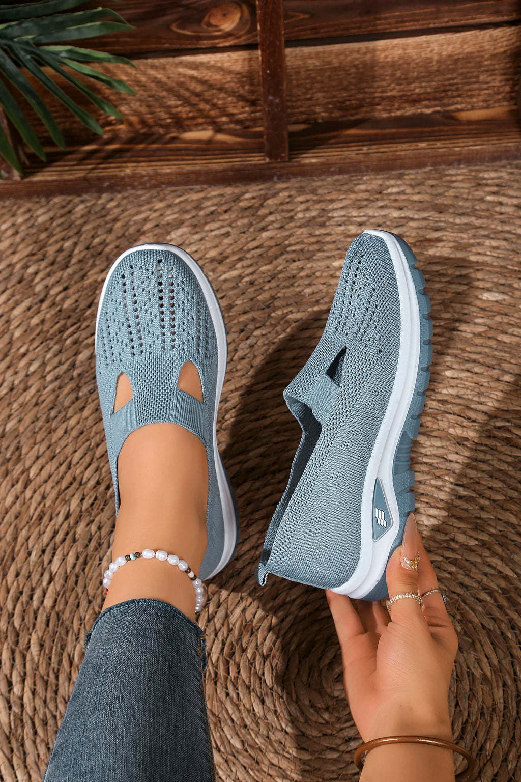 Women's solid color lightweight breathable casual sports shoes, walking soft sole mesh low-top casual shoes.