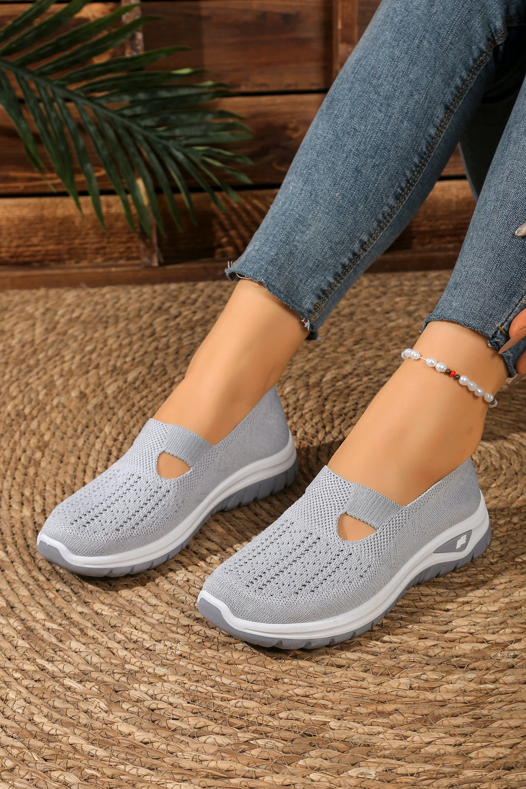 Women's solid color lightweight breathable casual sports shoes, walking soft sole mesh low-top casual shoes.