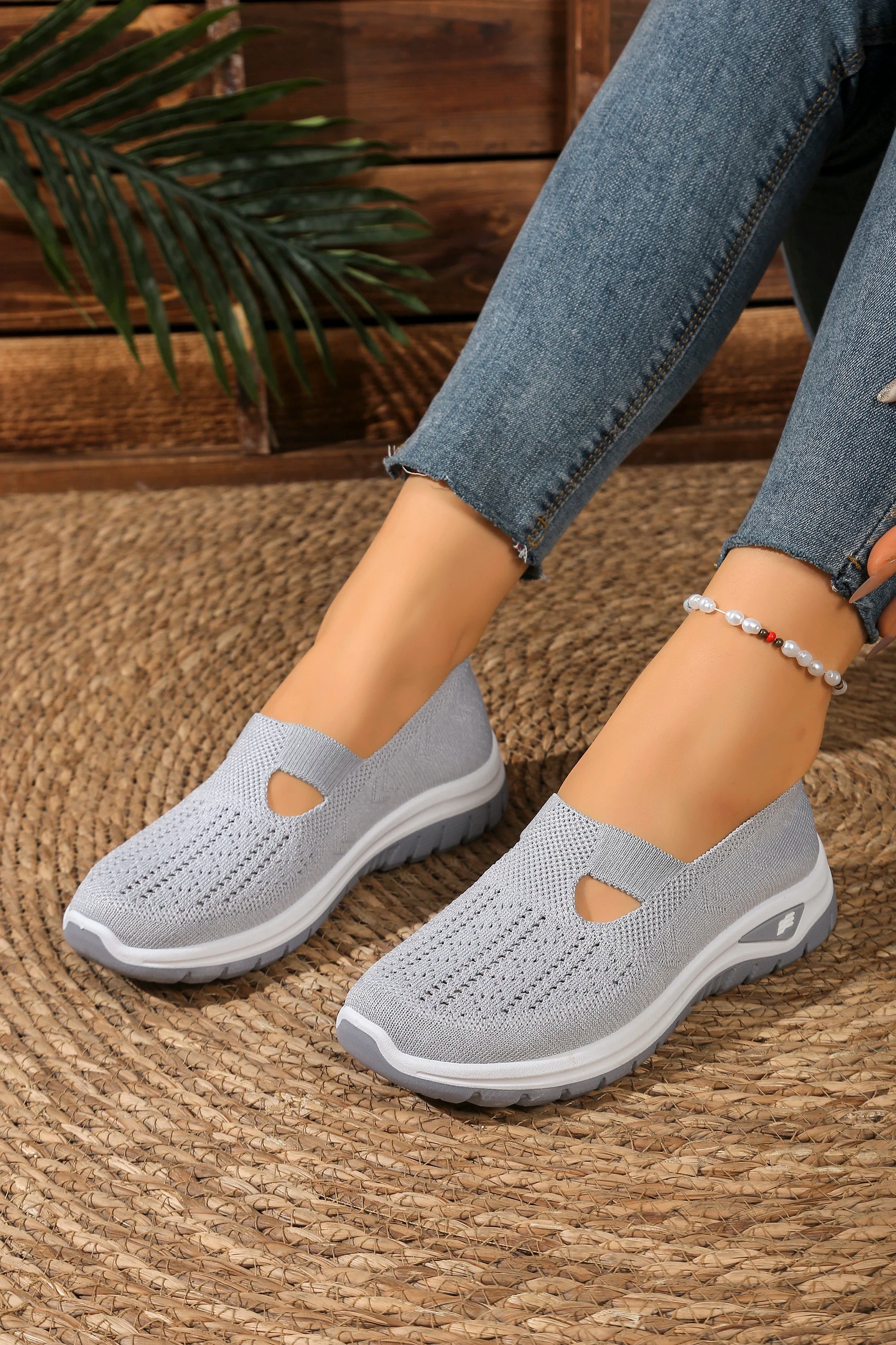 Women's solid color lightweight breathable casual sports shoes, walking soft sole mesh low-top casual shoes.