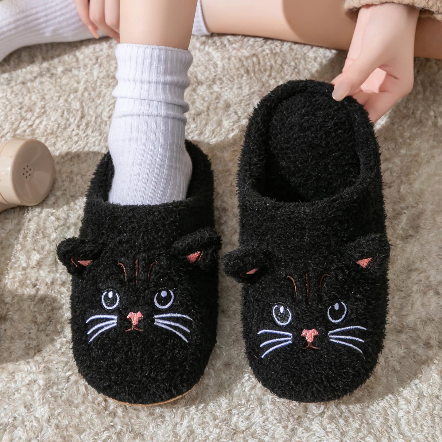 Pantufa Gatinho de Pelúcia – Conforto e Fofura para os Seus Pés
