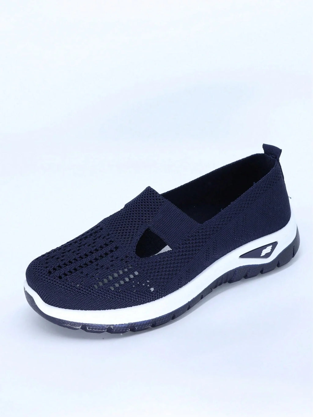 Women's solid color lightweight breathable casual sports shoes, walking soft sole mesh low-top casual shoes.
