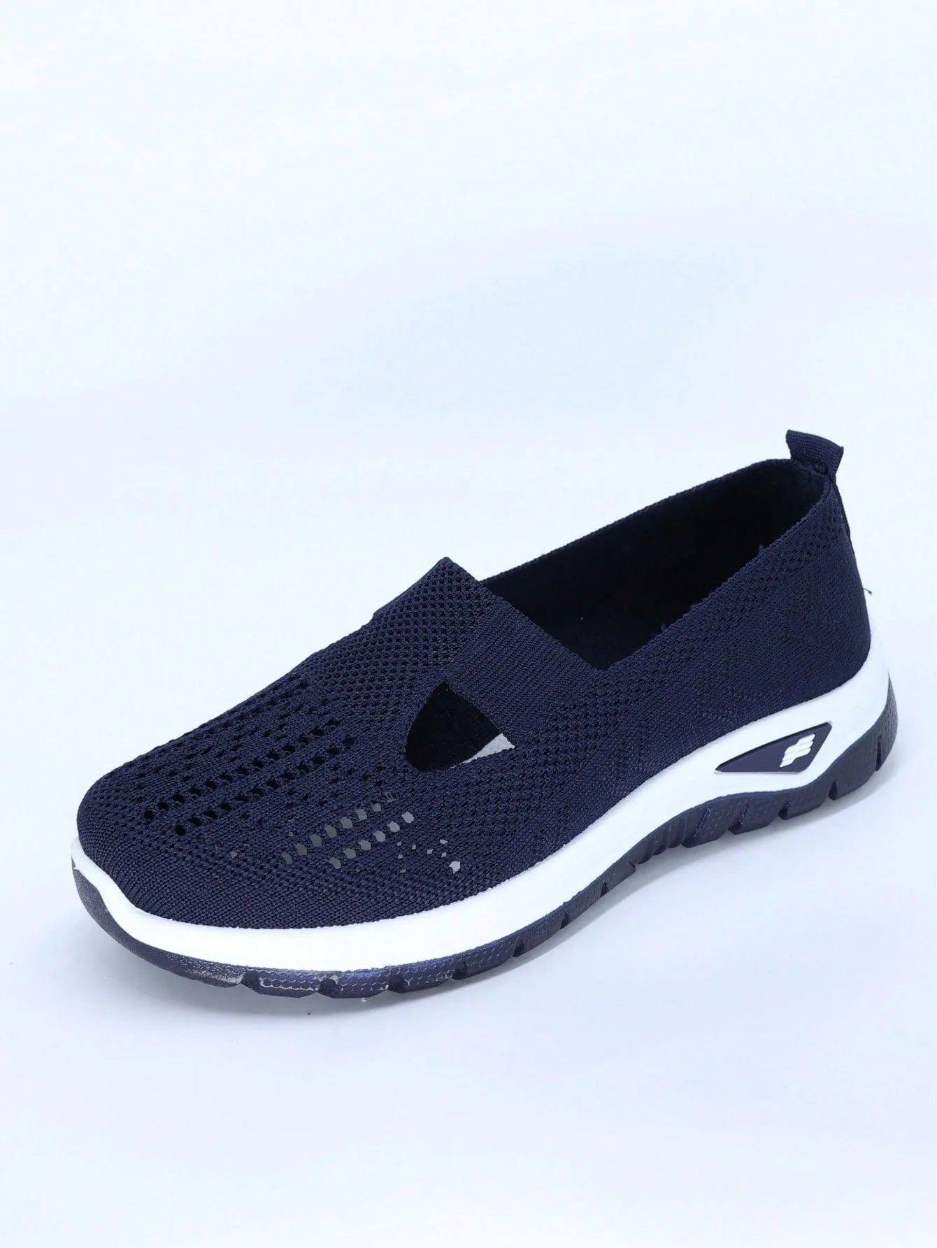 Women's solid color lightweight breathable casual sports shoes, walking soft sole mesh low-top casual shoes.
