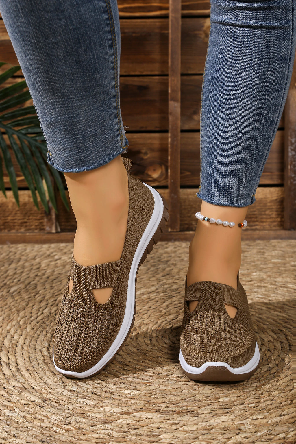 Women's solid color lightweight breathable casual sports shoes, walking soft sole mesh low-top casual shoes.