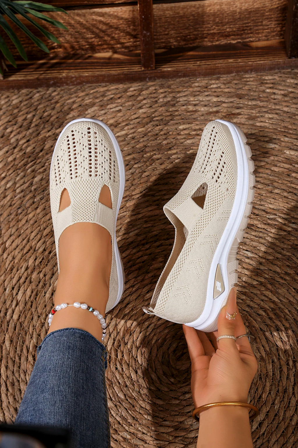 Women's solid color lightweight breathable casual sports shoes, walking soft sole mesh low-top casual shoes.