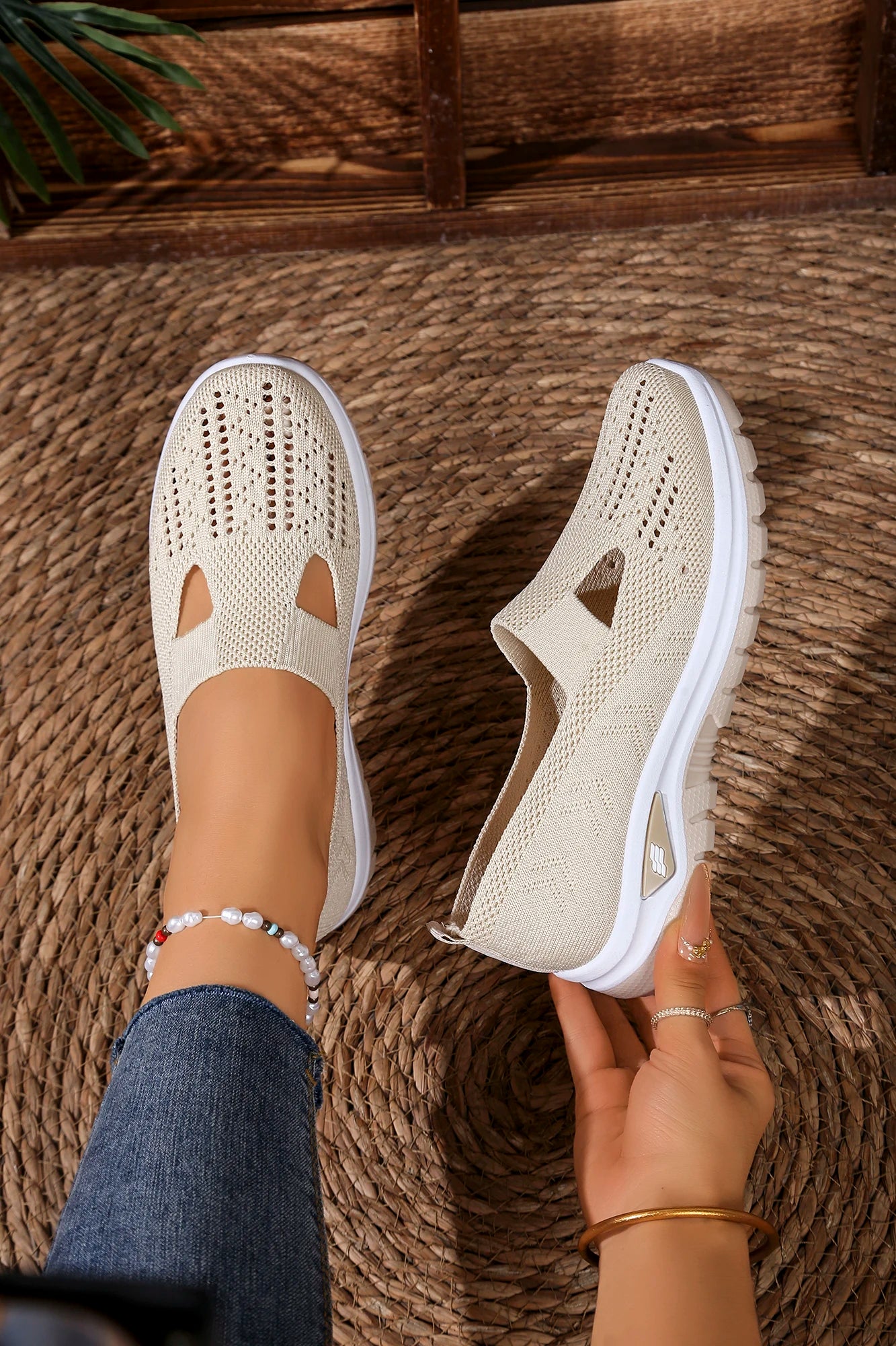 Women's solid color lightweight breathable casual sports shoes, walking soft sole mesh low-top casual shoes.