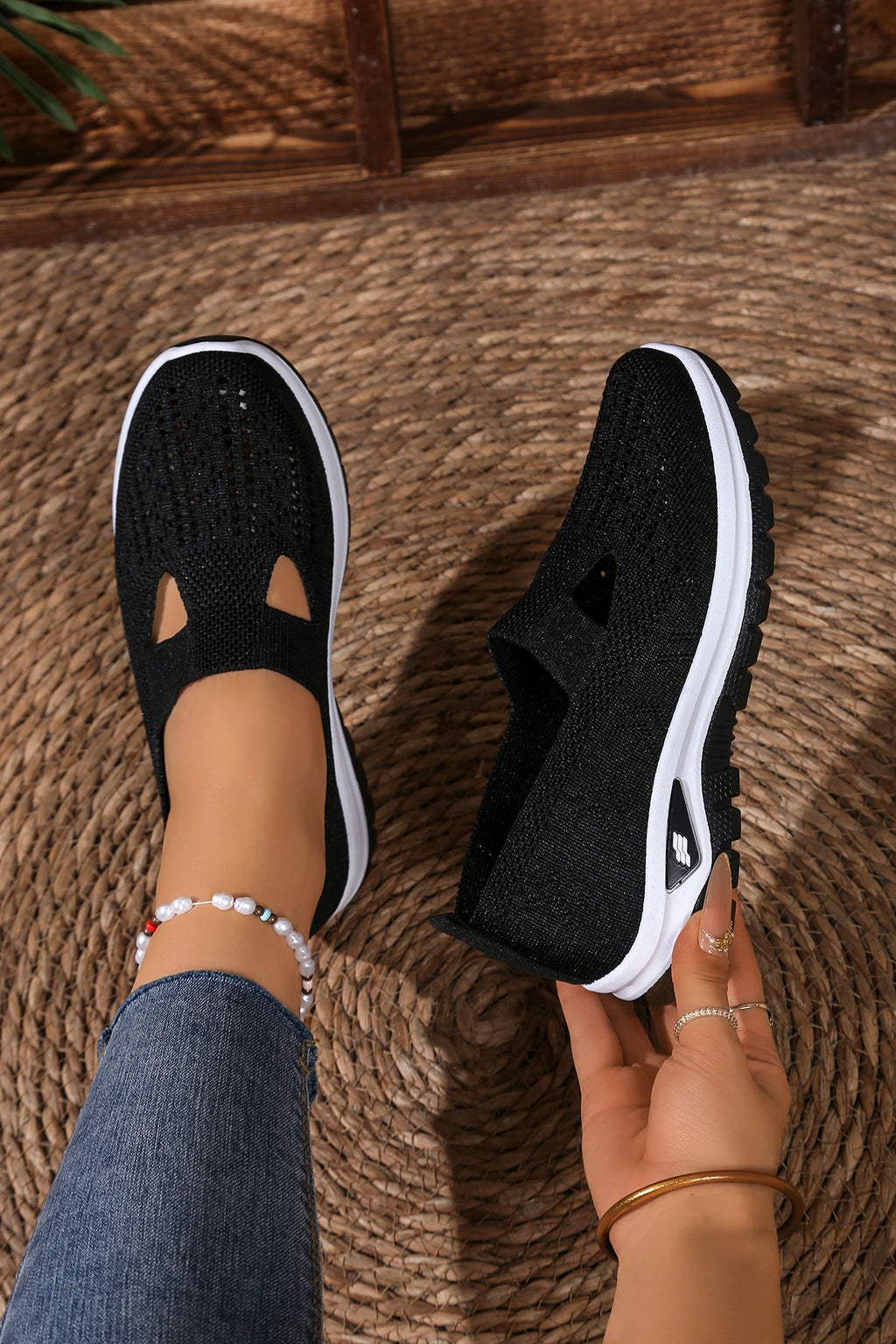 Women's solid color lightweight breathable casual sports shoes, walking soft sole mesh low-top casual shoes.