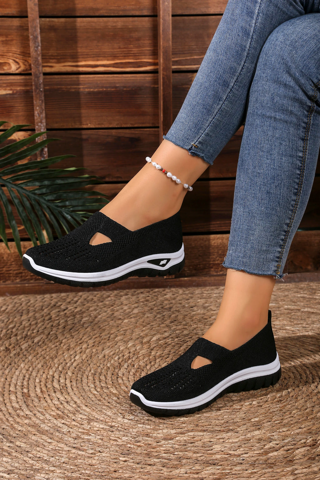 Women's solid color lightweight breathable casual sports shoes, walking soft sole mesh low-top casual shoes.