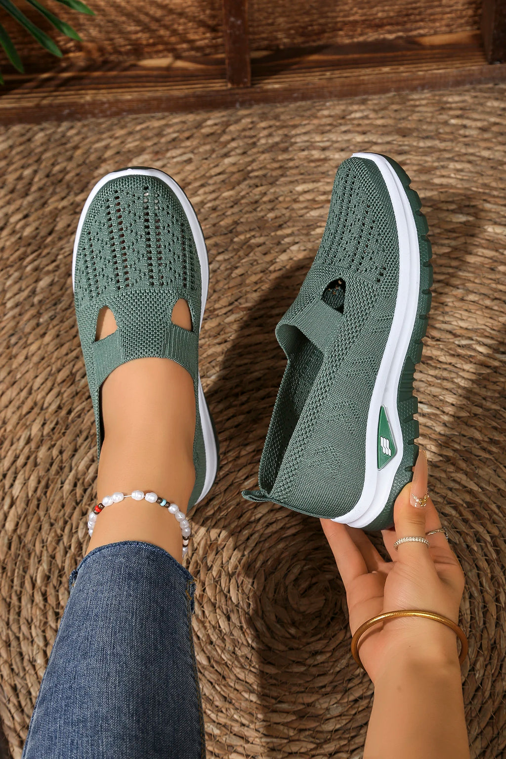 Women's solid color lightweight breathable casual sports shoes, walking soft sole mesh low-top casual shoes.