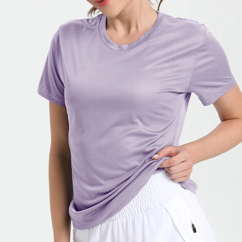 Camiseta esportiva feminina de cor sólida, ultraleve, de secagem rápida, respirável e leve, ideal para corrida e academia.