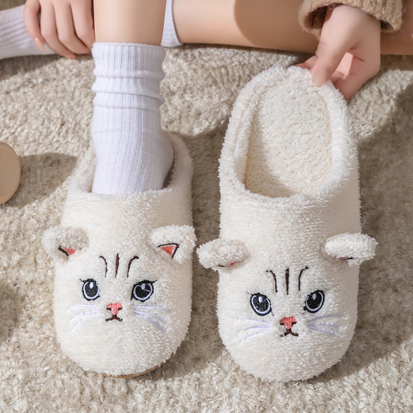 Pantufa Gatinho de Pelúcia – Conforto e Fofura para os Seus Pés