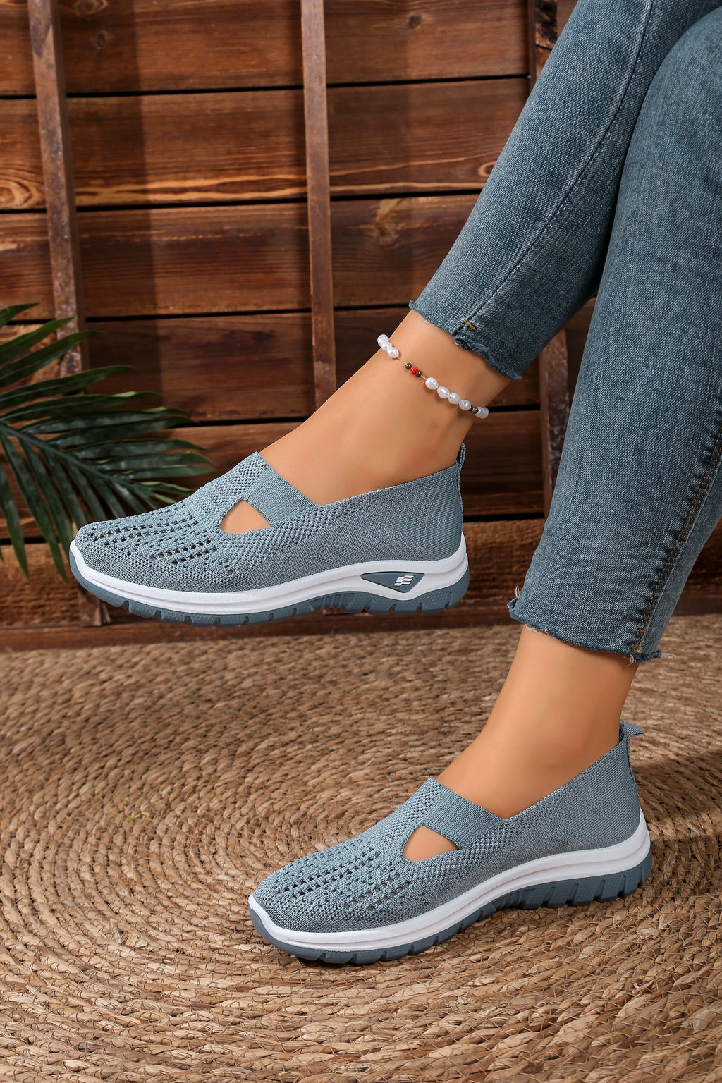 Women's solid color lightweight breathable casual sports shoes, walking soft sole mesh low-top casual shoes.