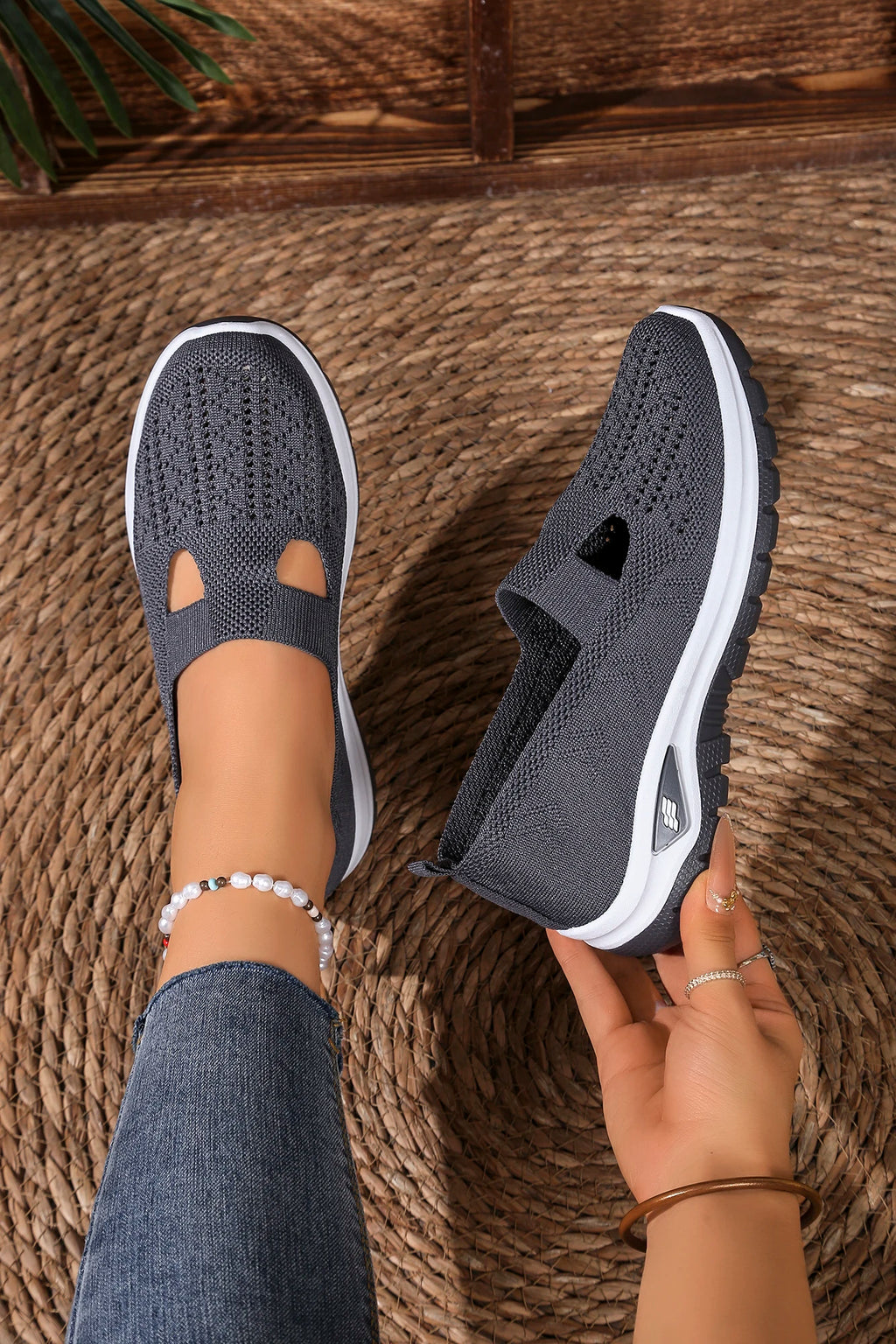 Women's solid color lightweight breathable casual sports shoes, walking soft sole mesh low-top casual shoes.