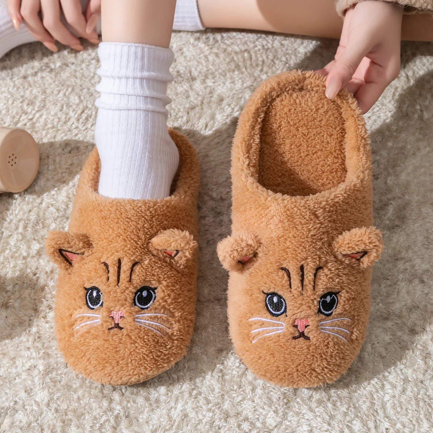 Pantufa Gatinho de Pelúcia – Conforto e Fofura para os Seus Pés