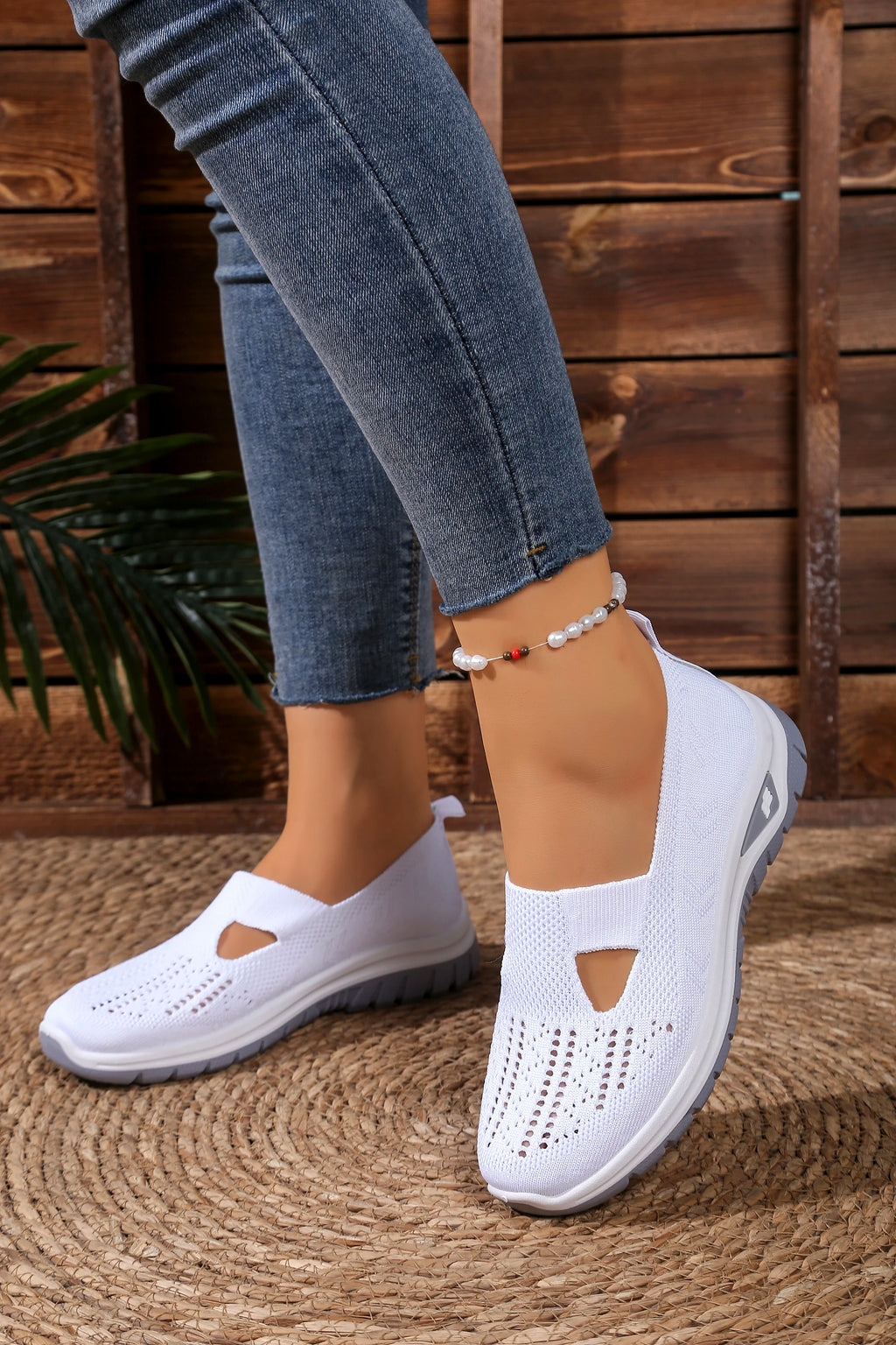 Women's solid color lightweight breathable casual sports shoes, walking soft sole mesh low-top casual shoes.