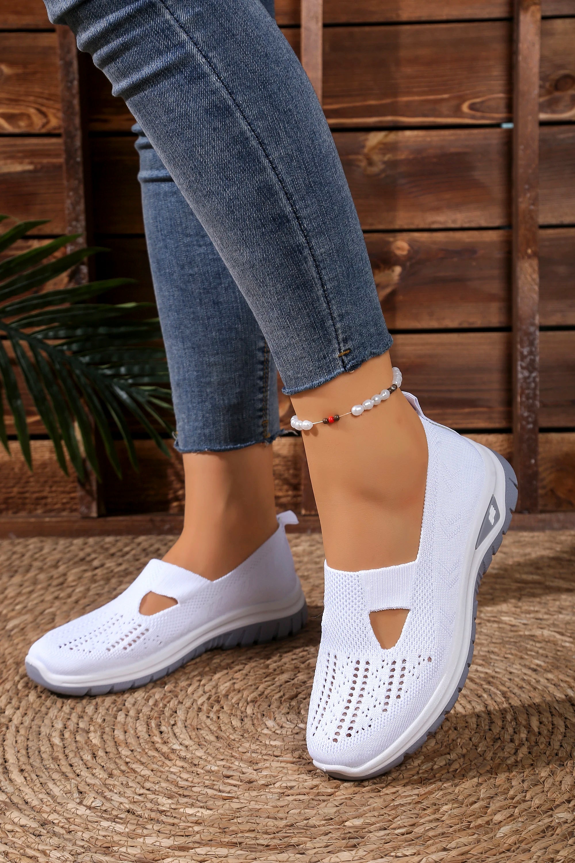 Women's solid color lightweight breathable casual sports shoes, walking soft sole mesh low-top casual shoes.