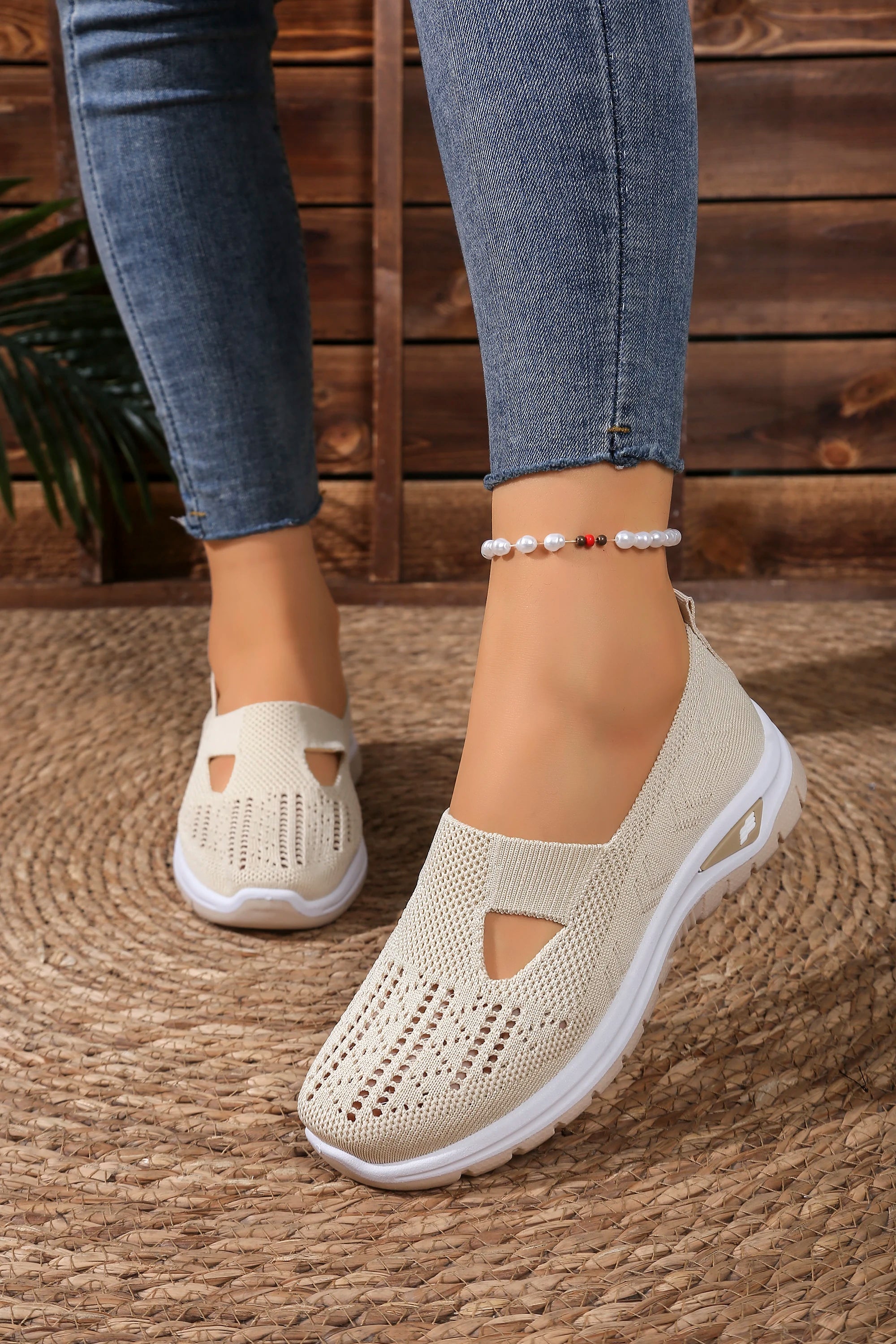 Women's solid color lightweight breathable casual sports shoes, walking soft sole mesh low-top casual shoes.