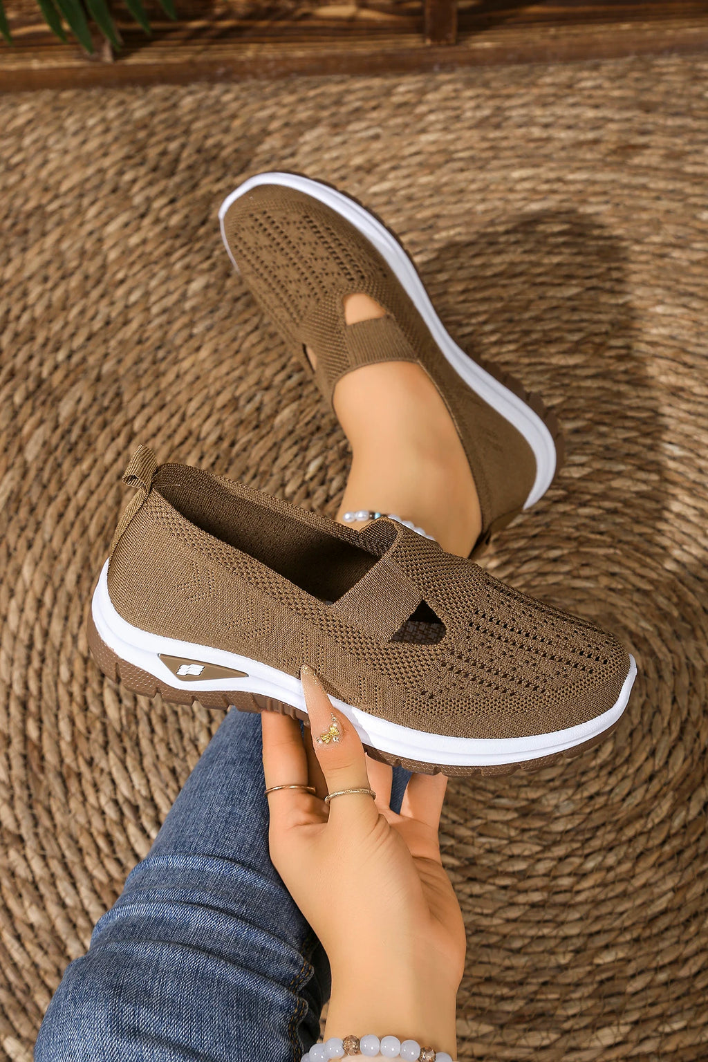 Women's solid color lightweight breathable casual sports shoes, walking soft sole mesh low-top casual shoes.