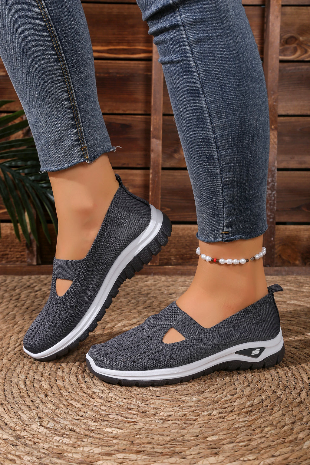 Women's solid color lightweight breathable casual sports shoes, walking soft sole mesh low-top casual shoes.
