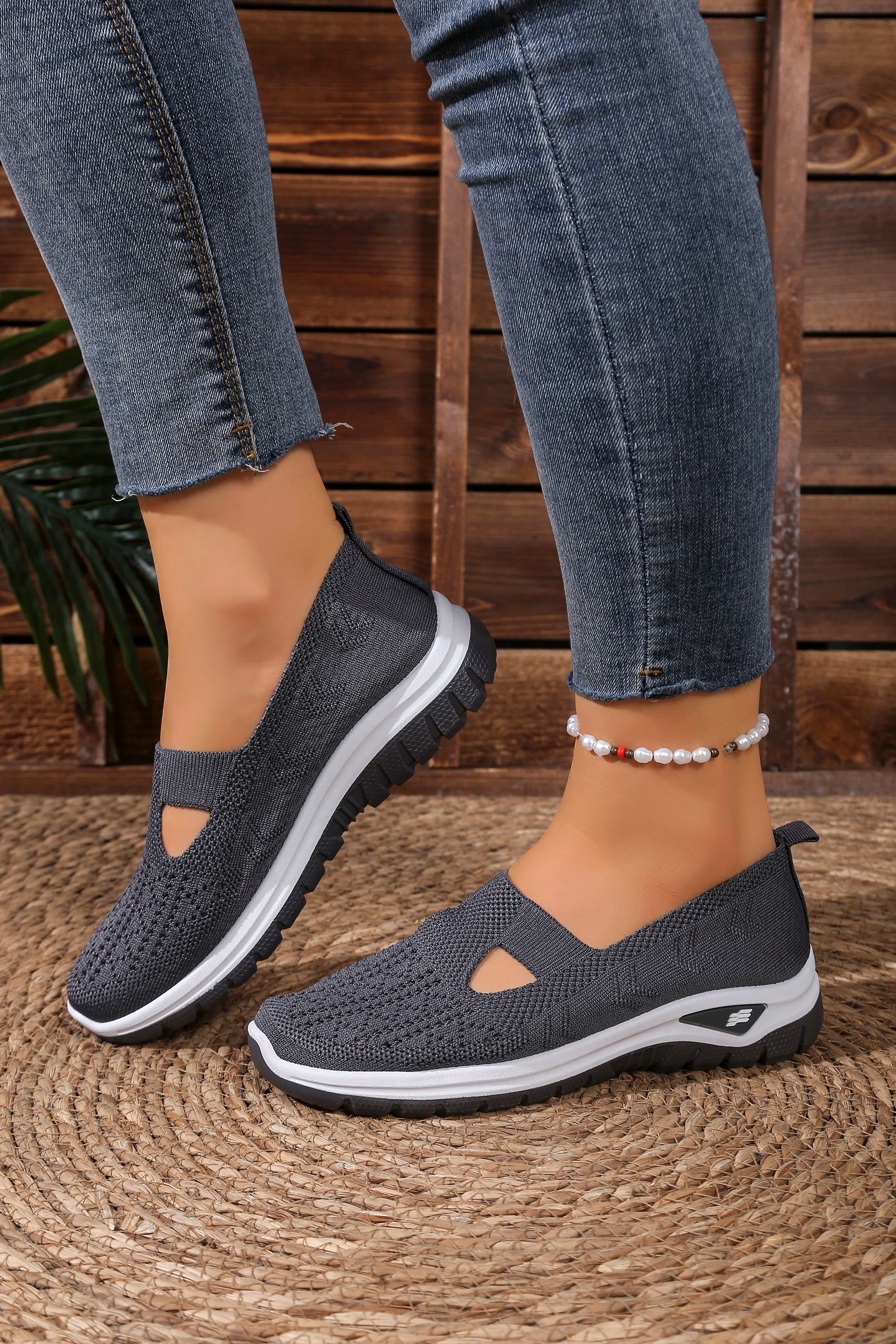 Women's solid color lightweight breathable casual sports shoes, walking soft sole mesh low-top casual shoes.