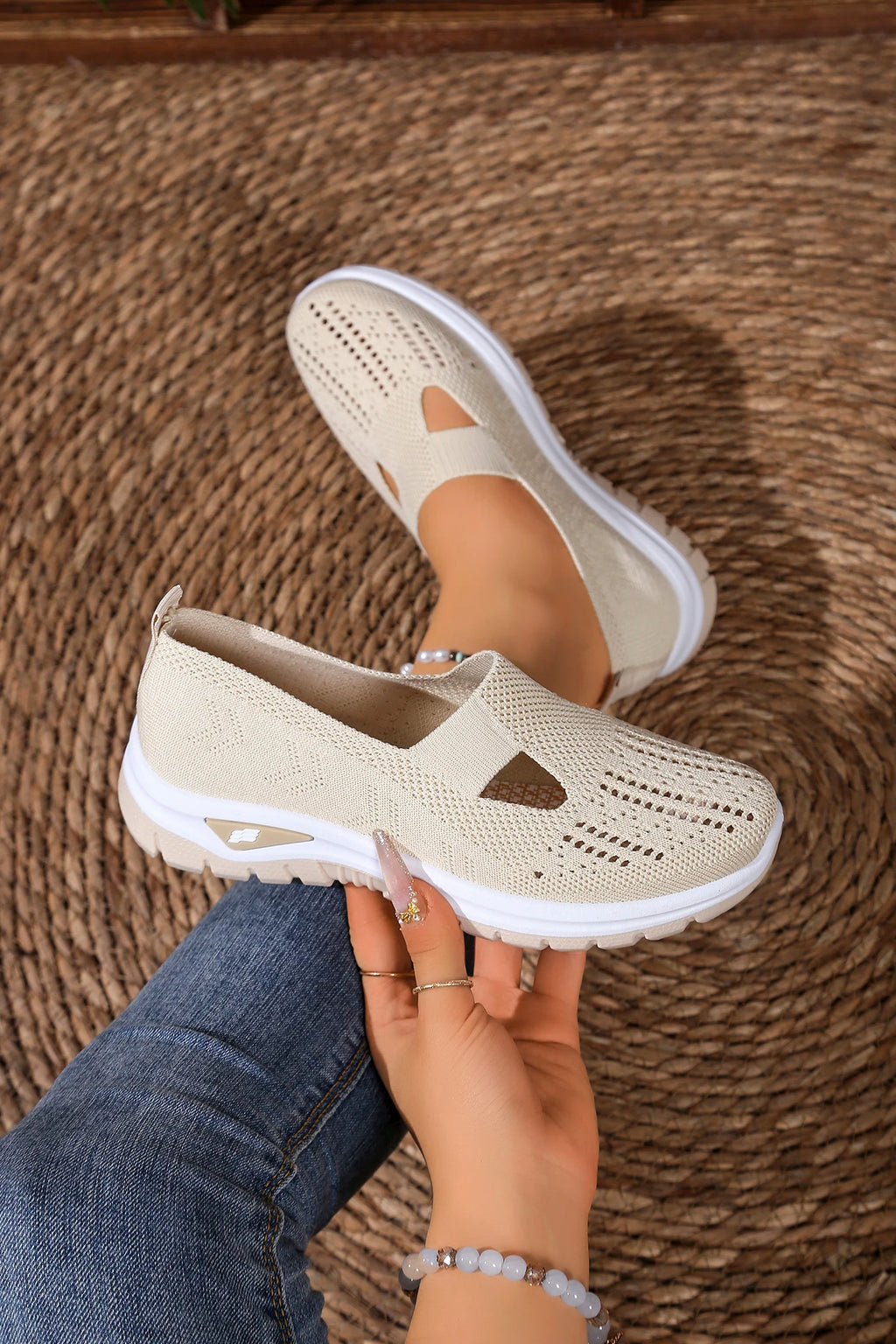 Women's solid color lightweight breathable casual sports shoes, walking soft sole mesh low-top casual shoes.