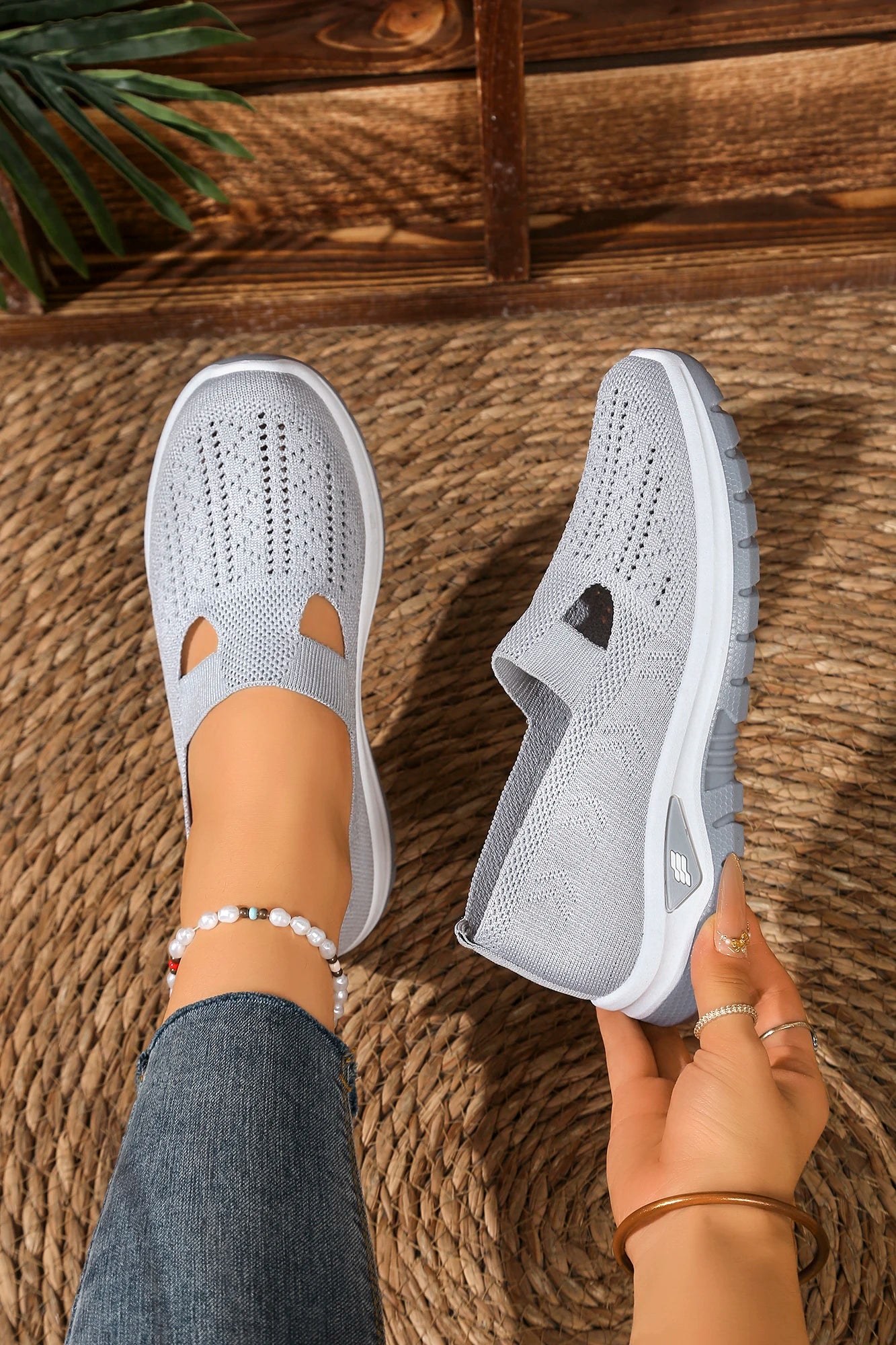 Women's solid color lightweight breathable casual sports shoes, walking soft sole mesh low-top casual shoes.