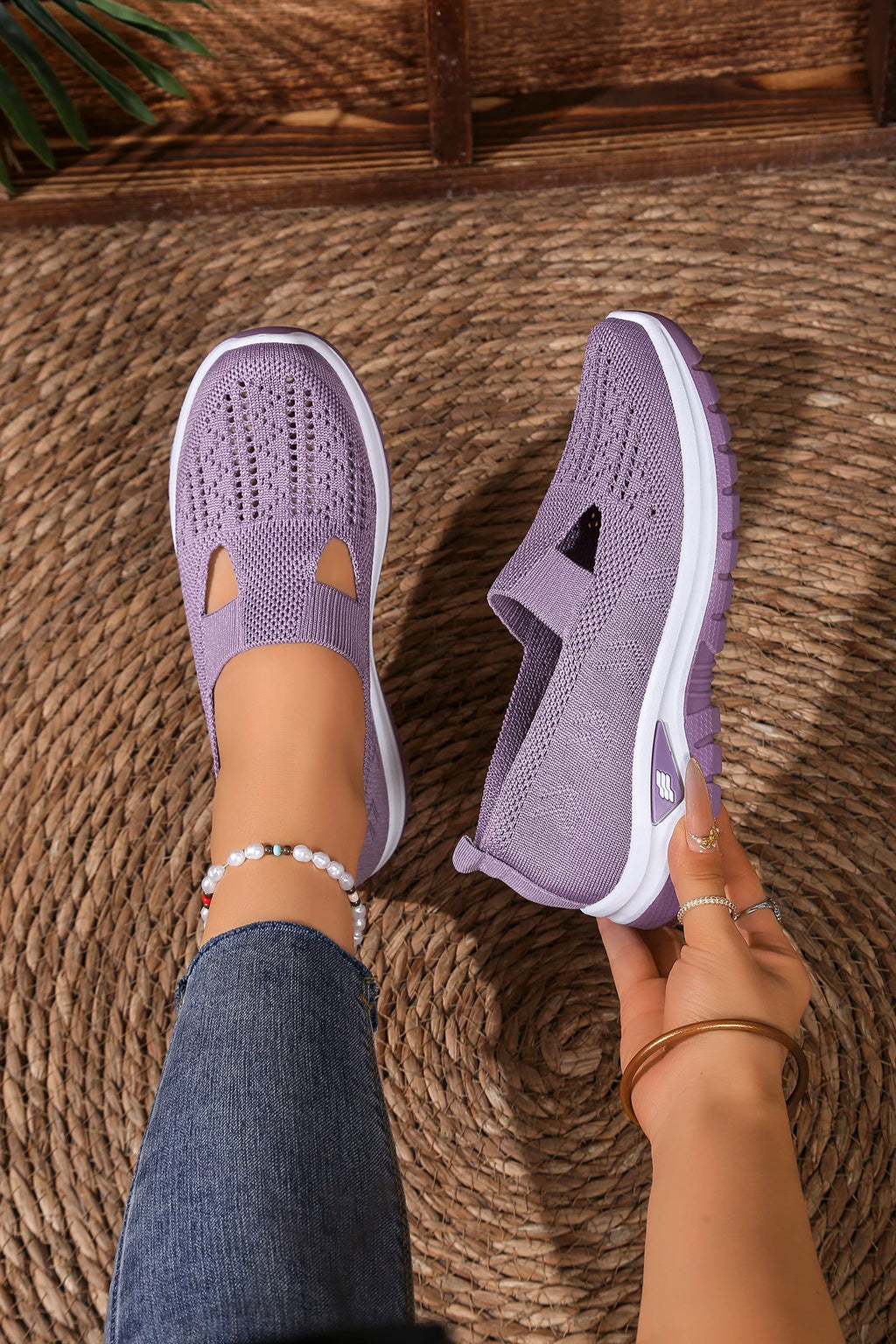 Women's solid color lightweight breathable casual sports shoes, walking soft sole mesh low-top casual shoes.
