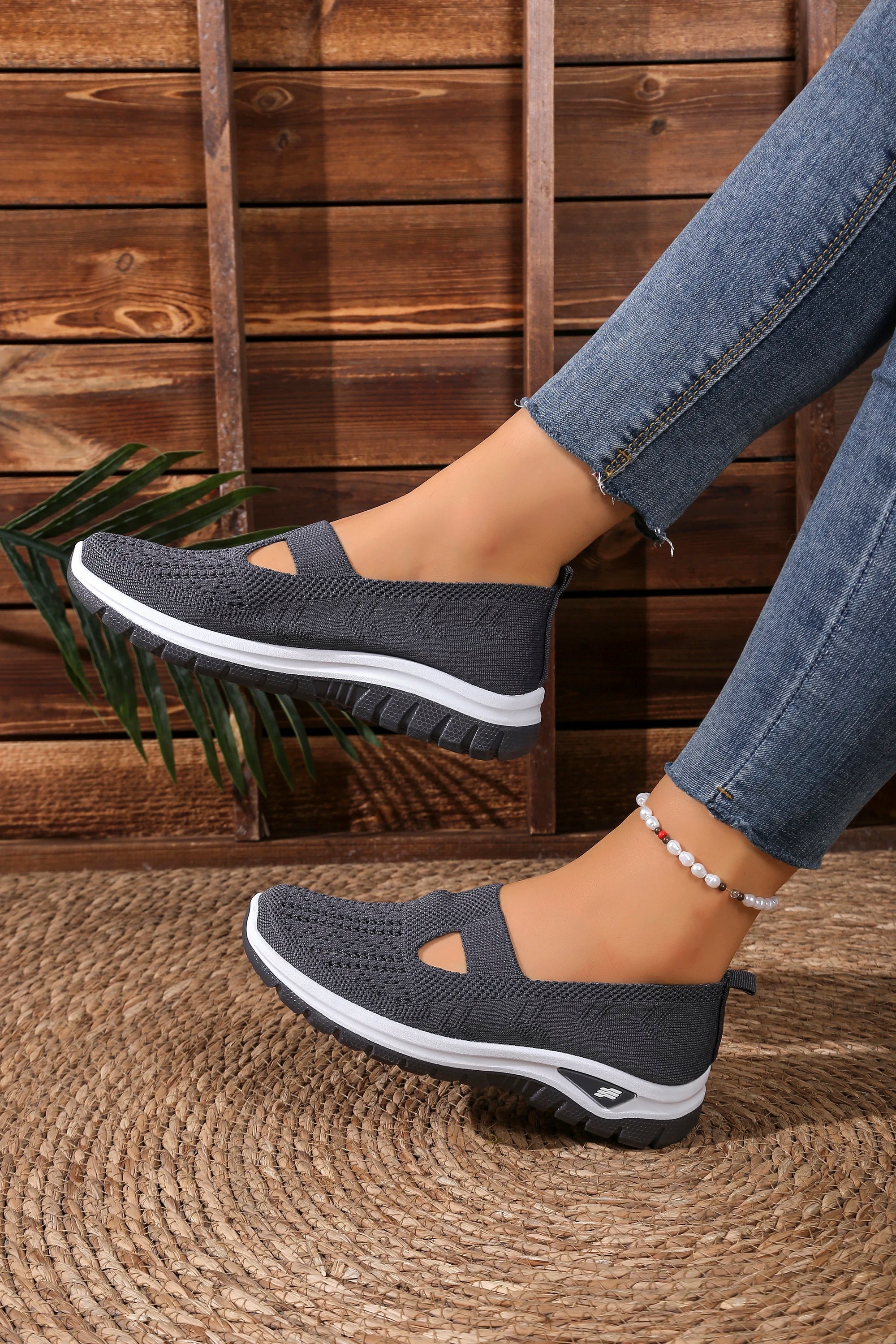 Women's solid color lightweight breathable casual sports shoes, walking soft sole mesh low-top casual shoes.