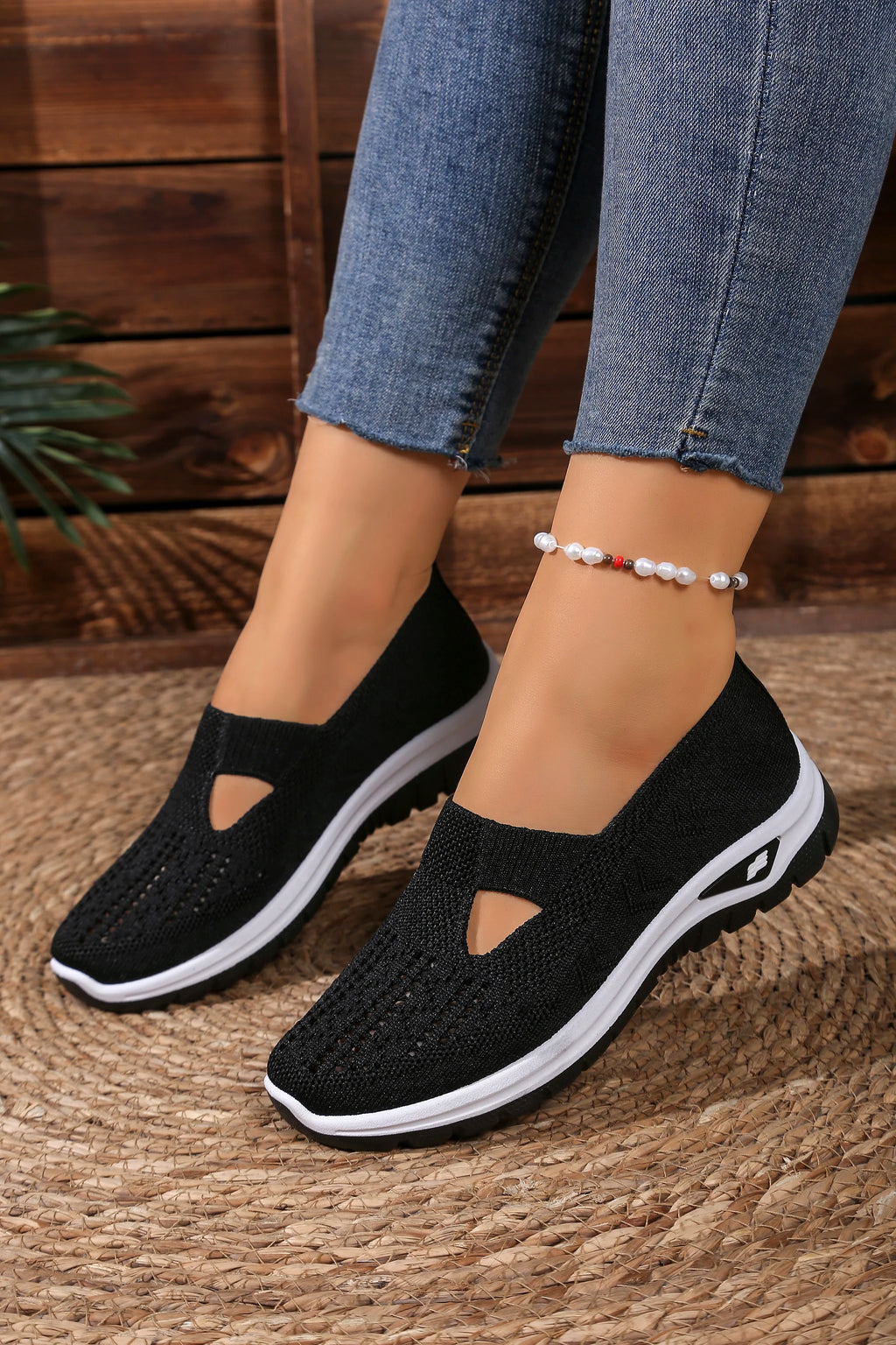 Women's solid color lightweight breathable casual sports shoes, walking soft sole mesh low-top casual shoes.