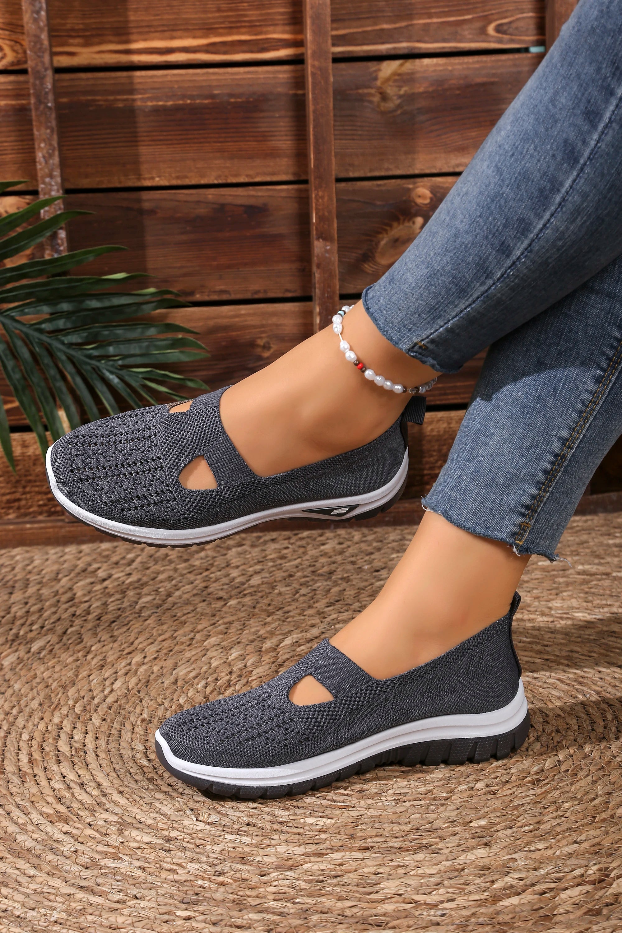 Women's solid color lightweight breathable casual sports shoes, walking soft sole mesh low-top casual shoes.