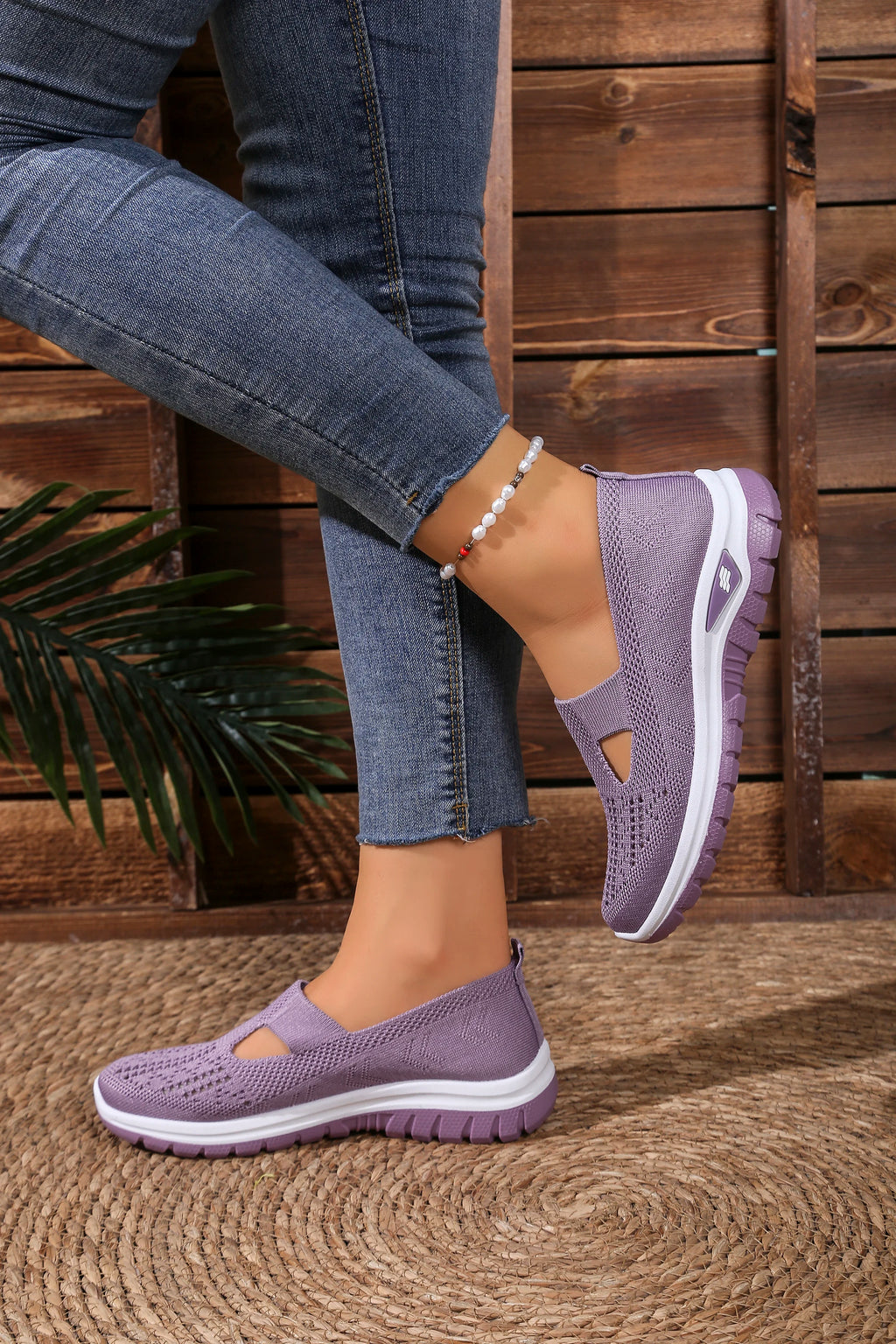 Women's solid color lightweight breathable casual sports shoes, walking soft sole mesh low-top casual shoes.