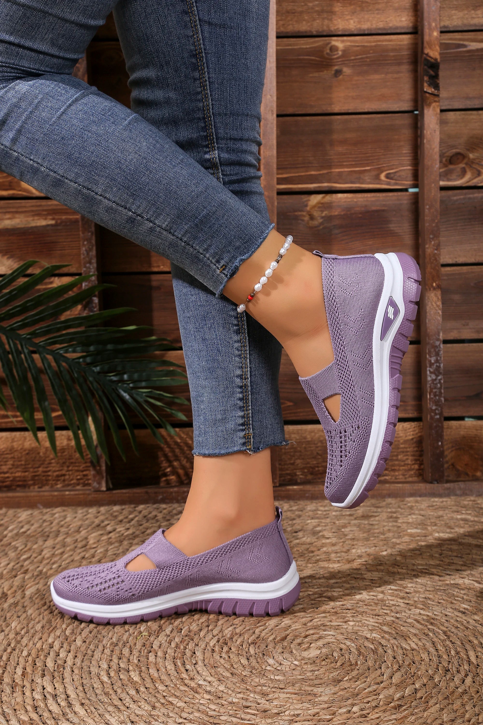 Women's solid color lightweight breathable casual sports shoes, walking soft sole mesh low-top casual shoes.
