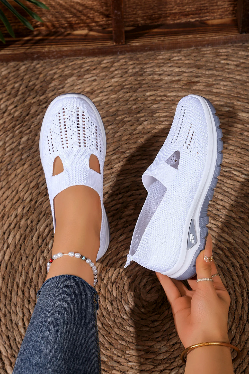 Women's solid color lightweight breathable casual sports shoes, walking soft sole mesh low-top casual shoes.