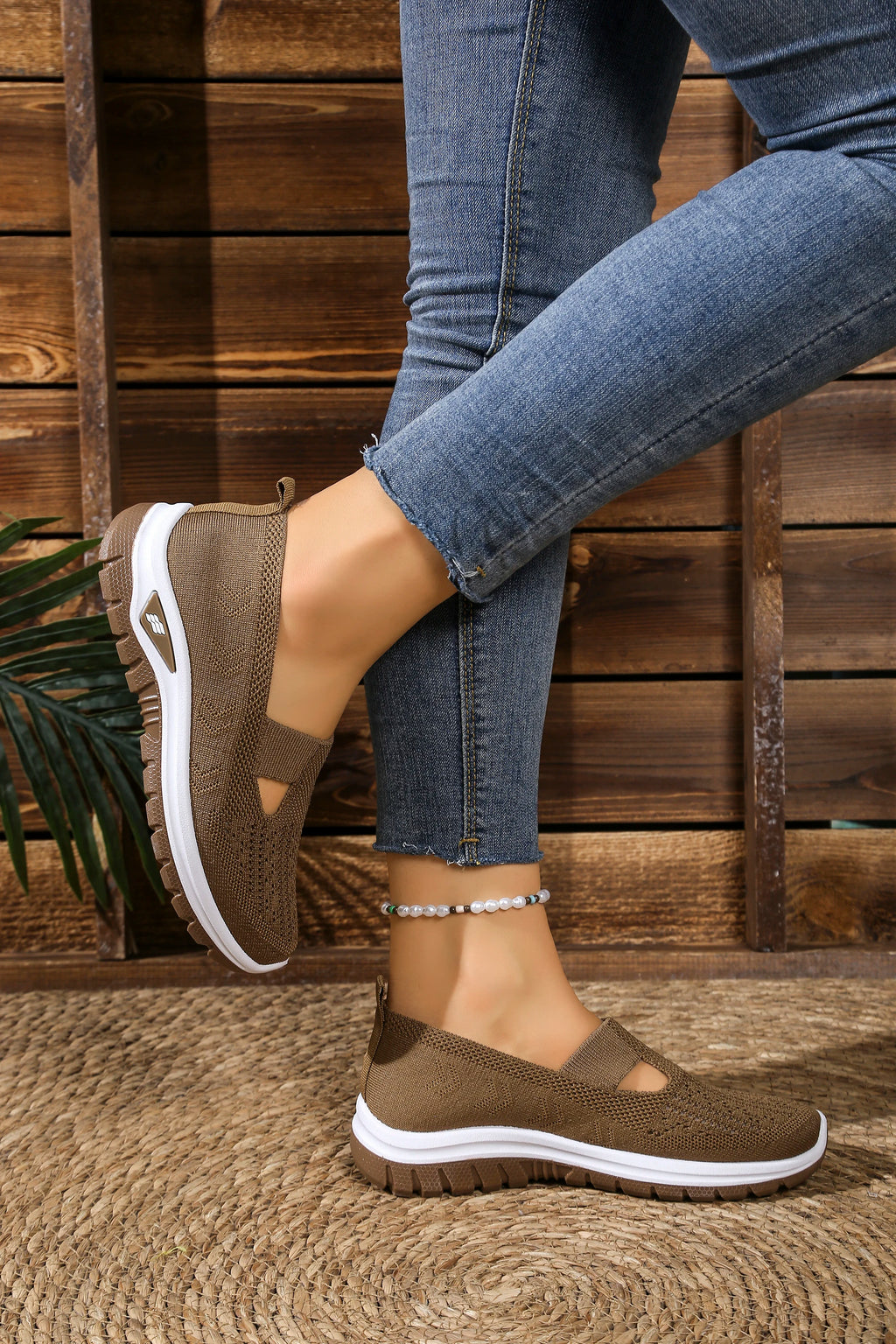 Women's solid color lightweight breathable casual sports shoes, walking soft sole mesh low-top casual shoes.