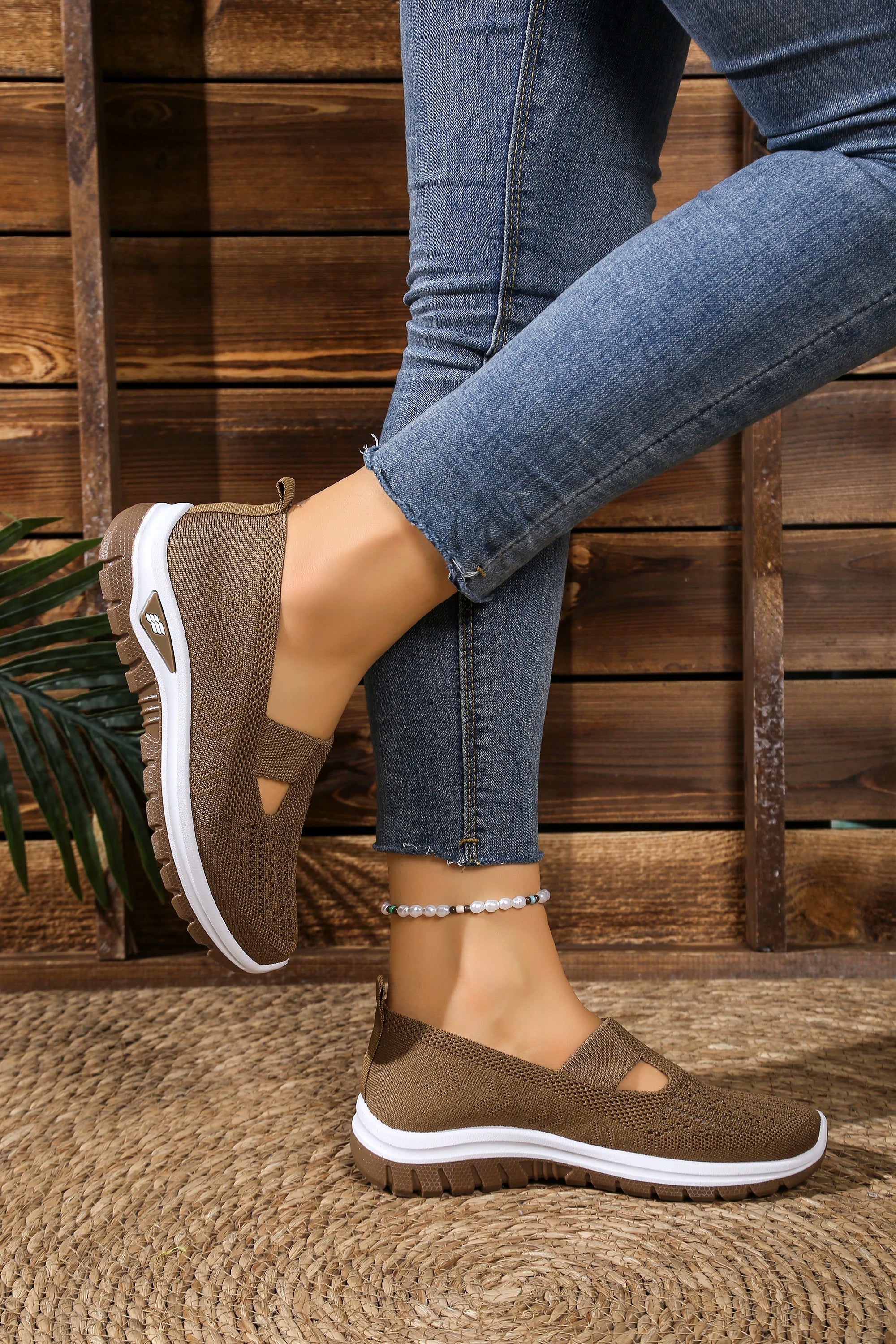 Women's solid color lightweight breathable casual sports shoes, walking soft sole mesh low-top casual shoes.