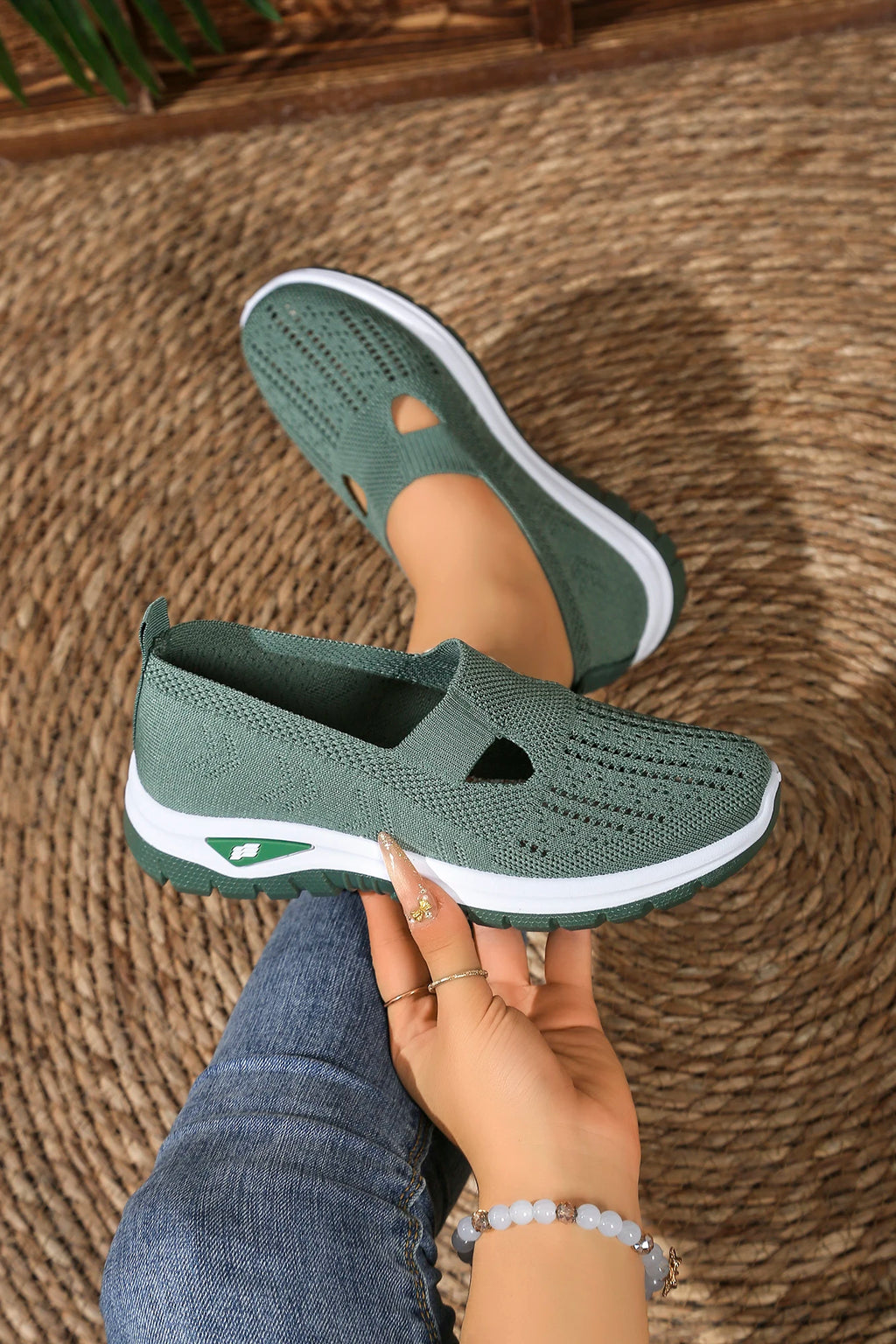 Women's solid color lightweight breathable casual sports shoes, walking soft sole mesh low-top casual shoes.