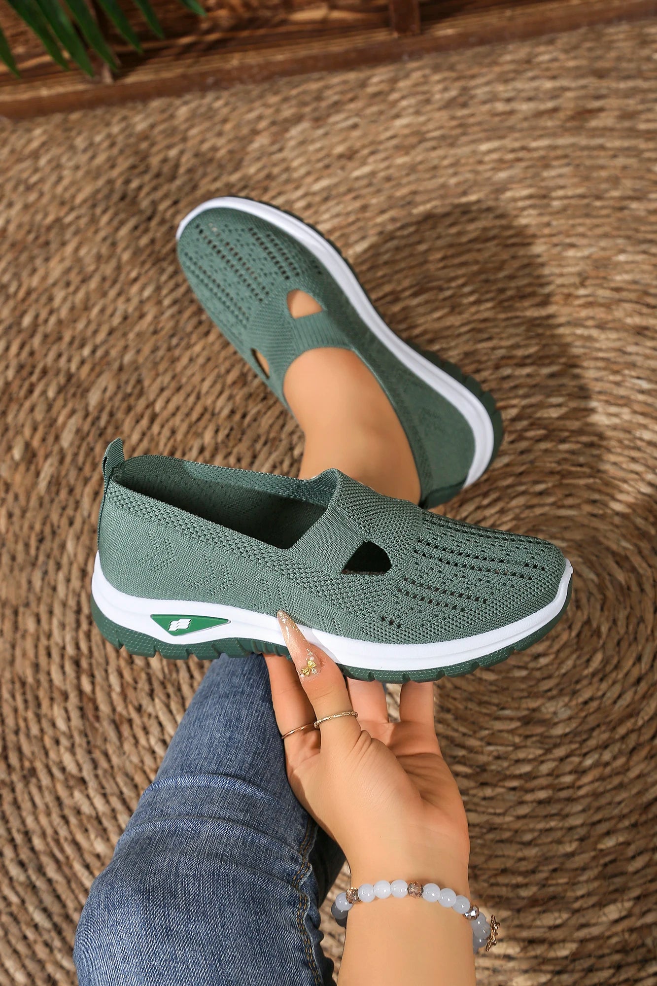Women's solid color lightweight breathable casual sports shoes, walking soft sole mesh low-top casual shoes.