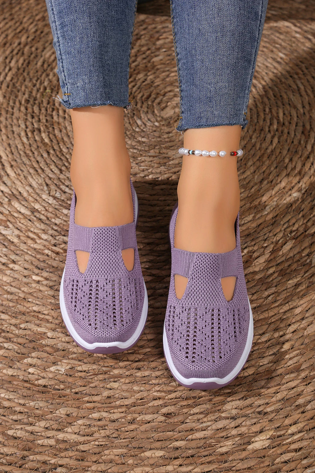 Women's solid color lightweight breathable casual sports shoes, walking soft sole mesh low-top casual shoes.