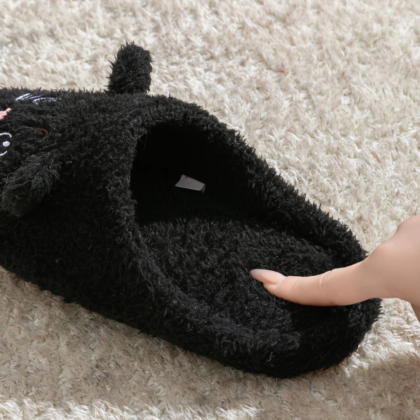 Pantufa Gatinho de Pelúcia – Conforto e Fofura para os Seus Pés
