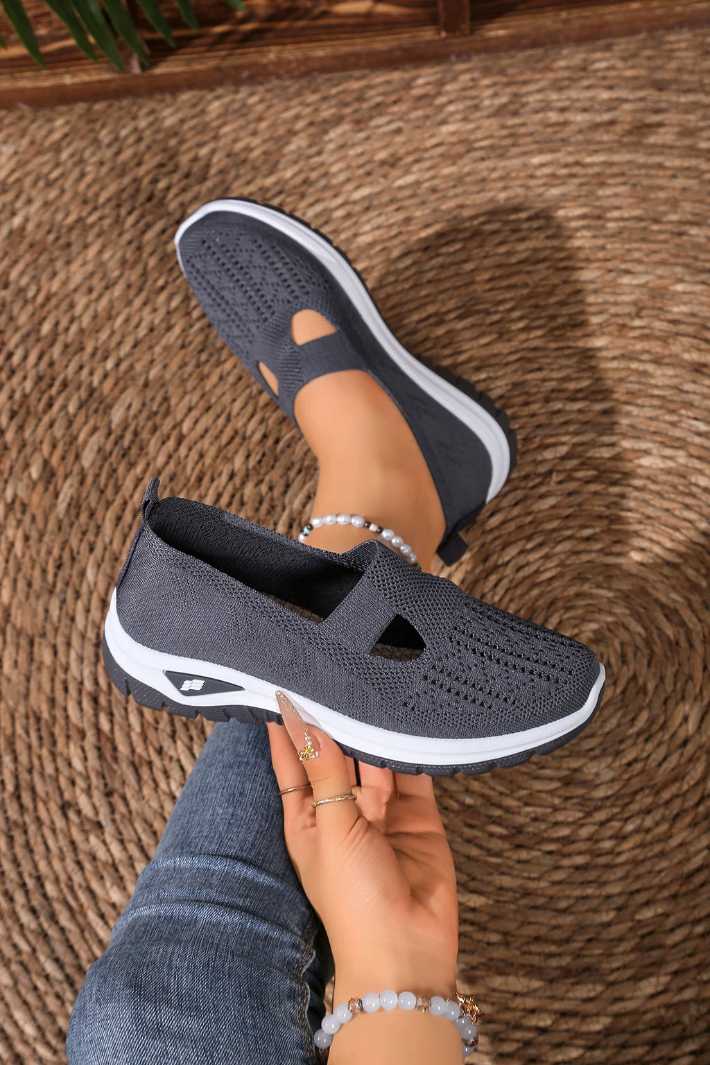 Women's solid color lightweight breathable casual sports shoes, walking soft sole mesh low-top casual shoes.