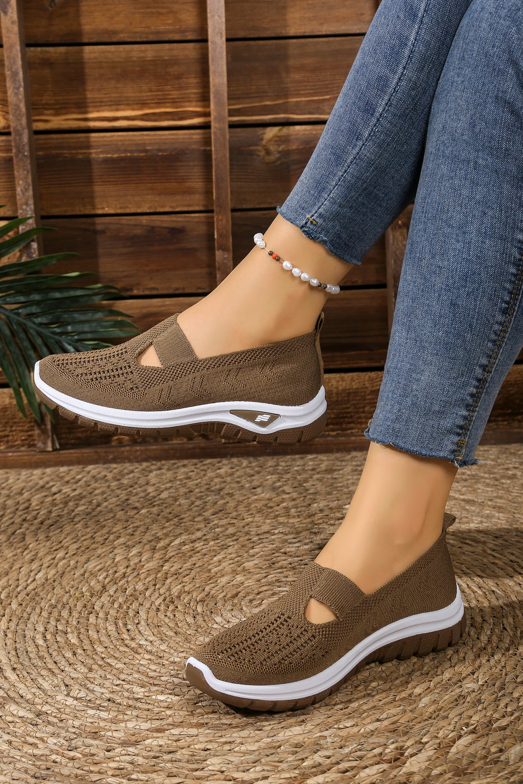 Women's solid color lightweight breathable casual sports shoes, walking soft sole mesh low-top casual shoes.
