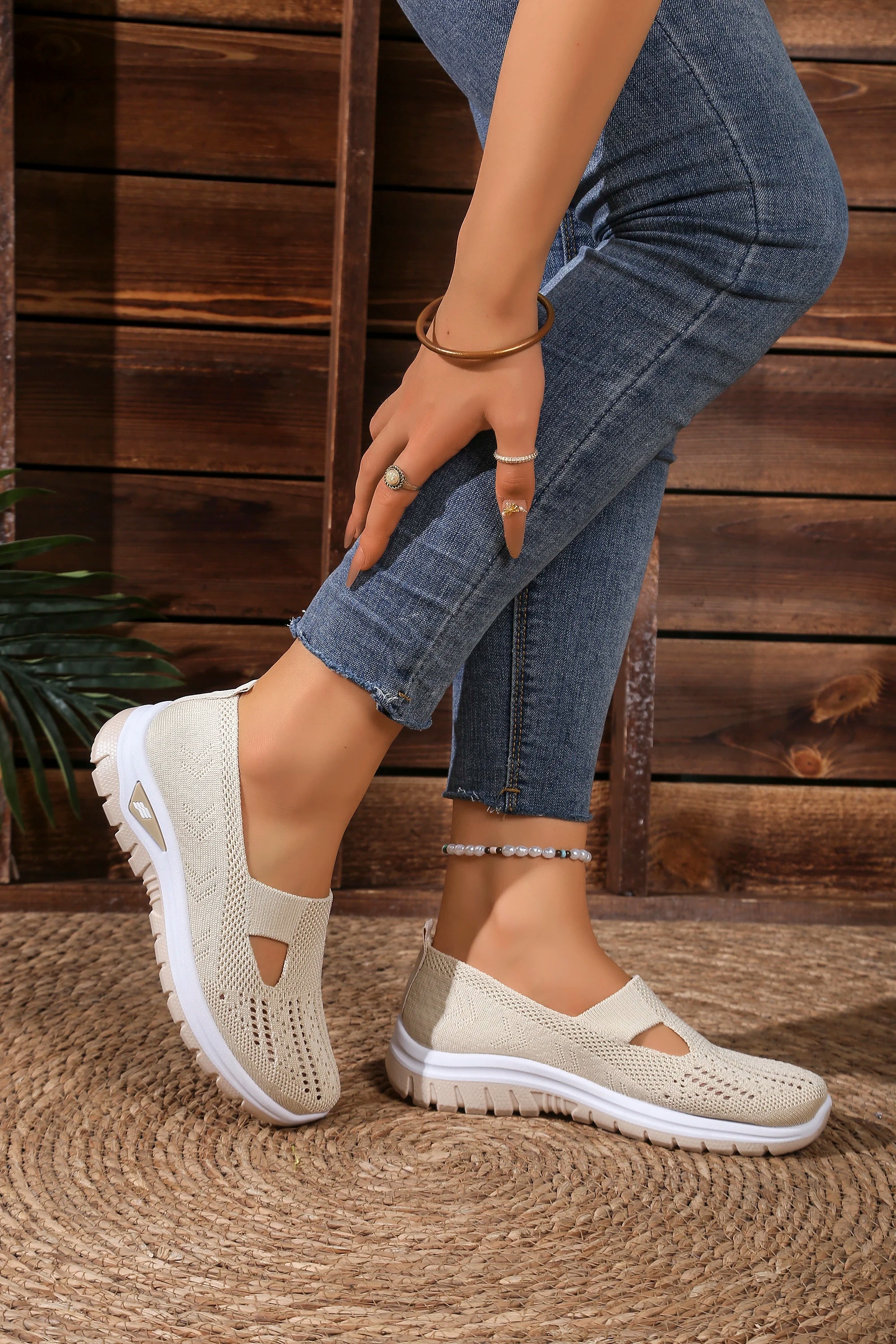 Women's solid color lightweight breathable casual sports shoes, walking soft sole mesh low-top casual shoes.