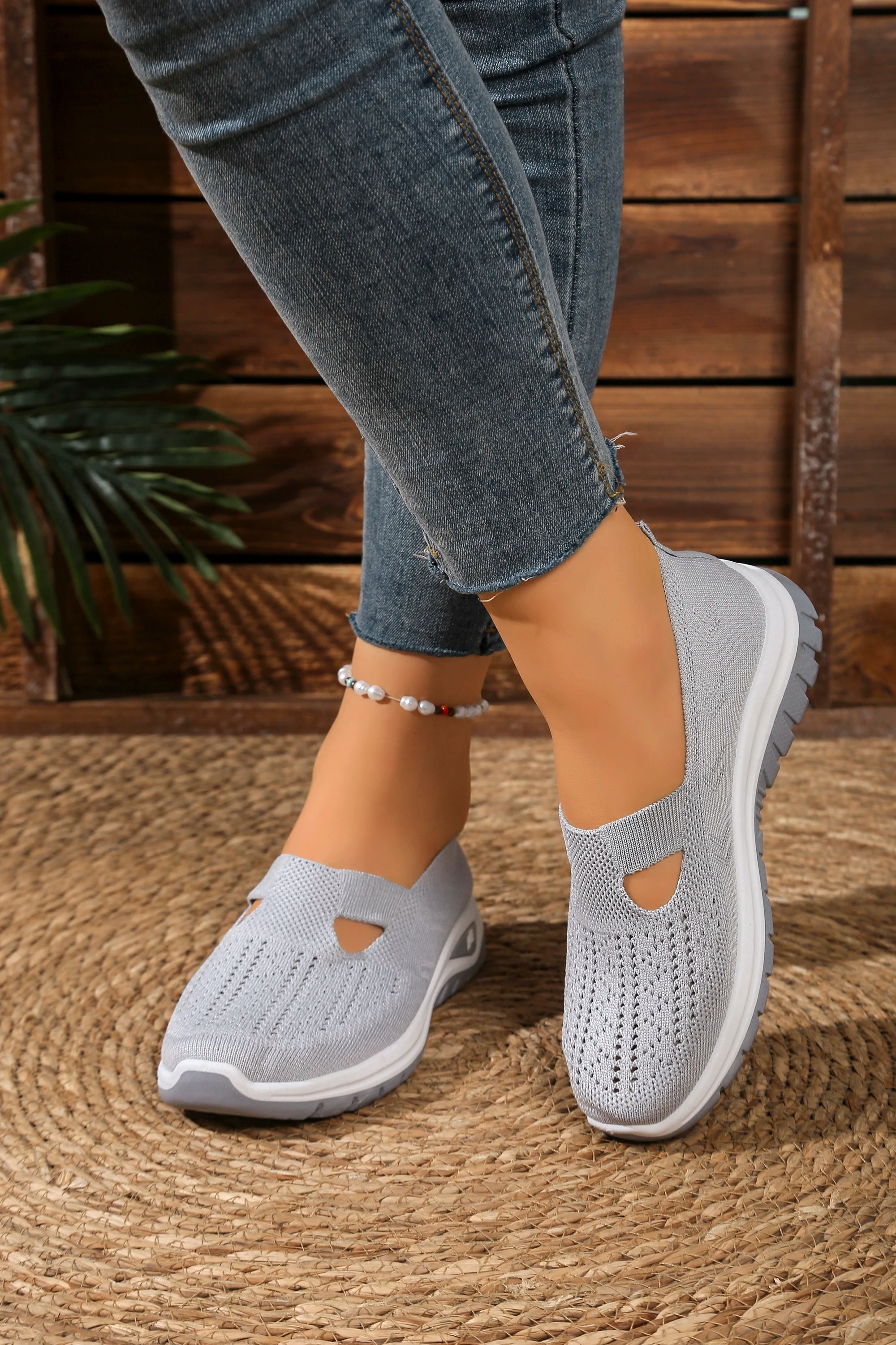 Women's solid color lightweight breathable casual sports shoes, walking soft sole mesh low-top casual shoes.