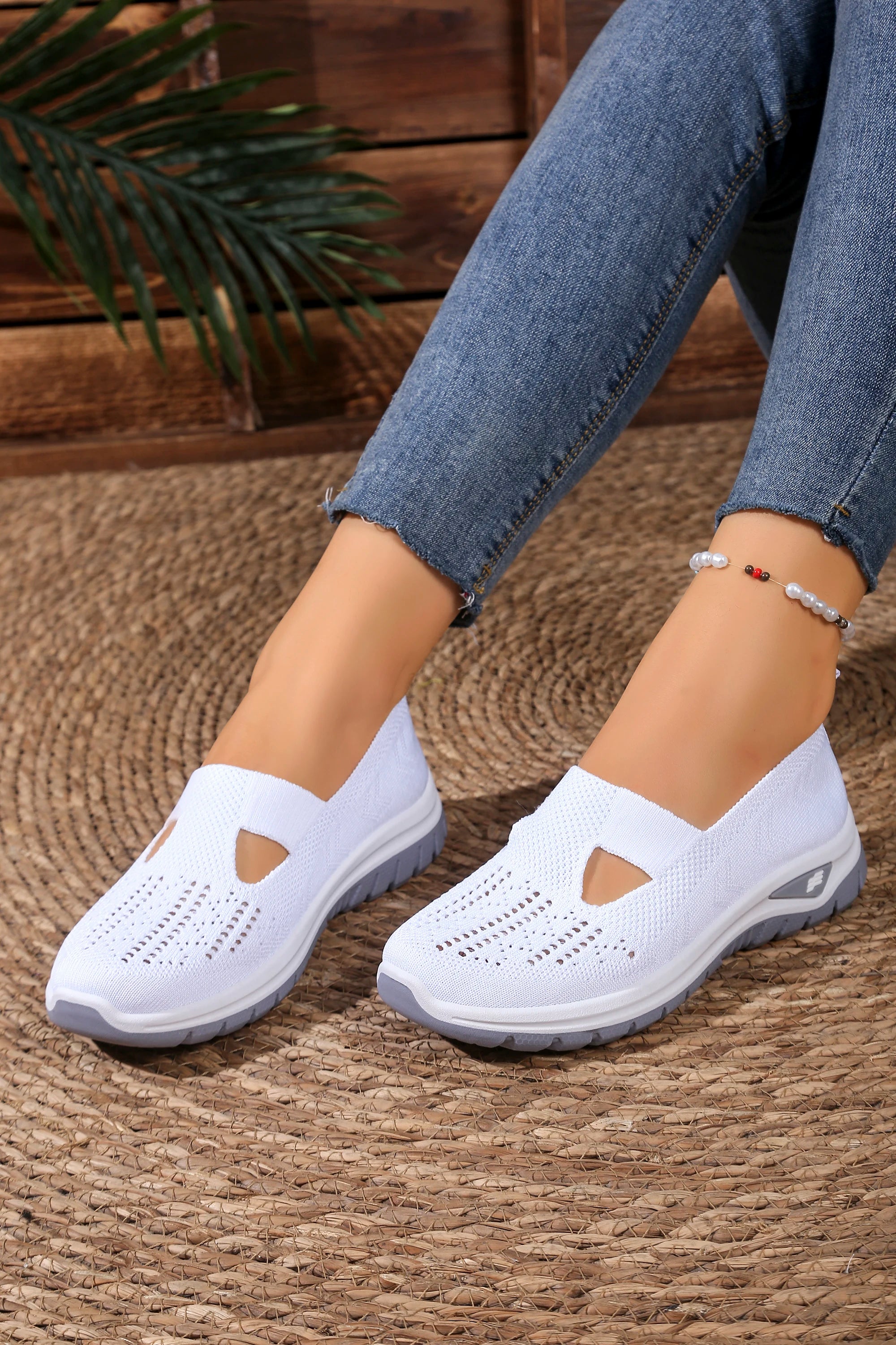 Women's solid color lightweight breathable casual sports shoes, walking soft sole mesh low-top casual shoes.