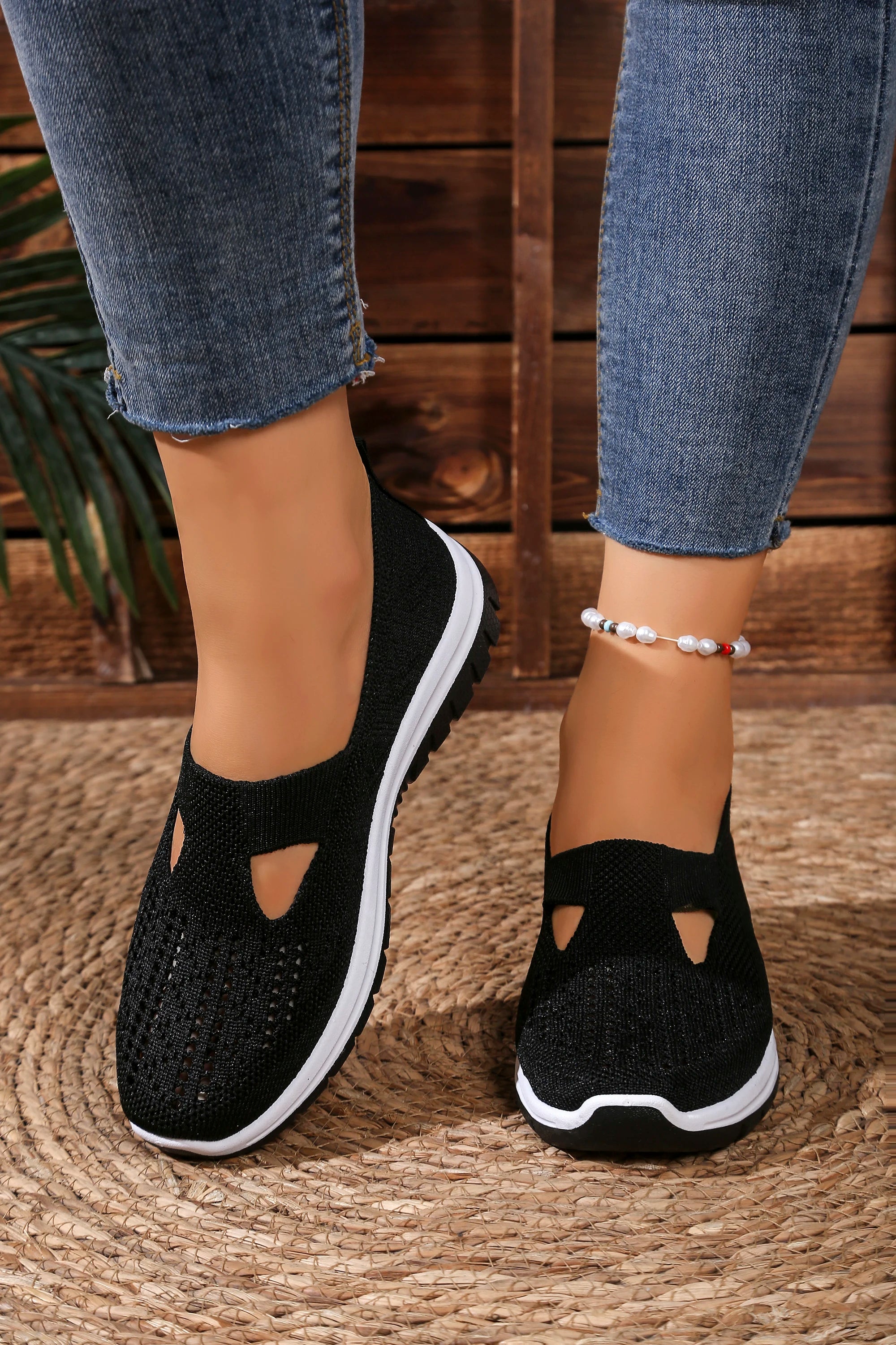 Women's solid color lightweight breathable casual sports shoes, walking soft sole mesh low-top casual shoes.